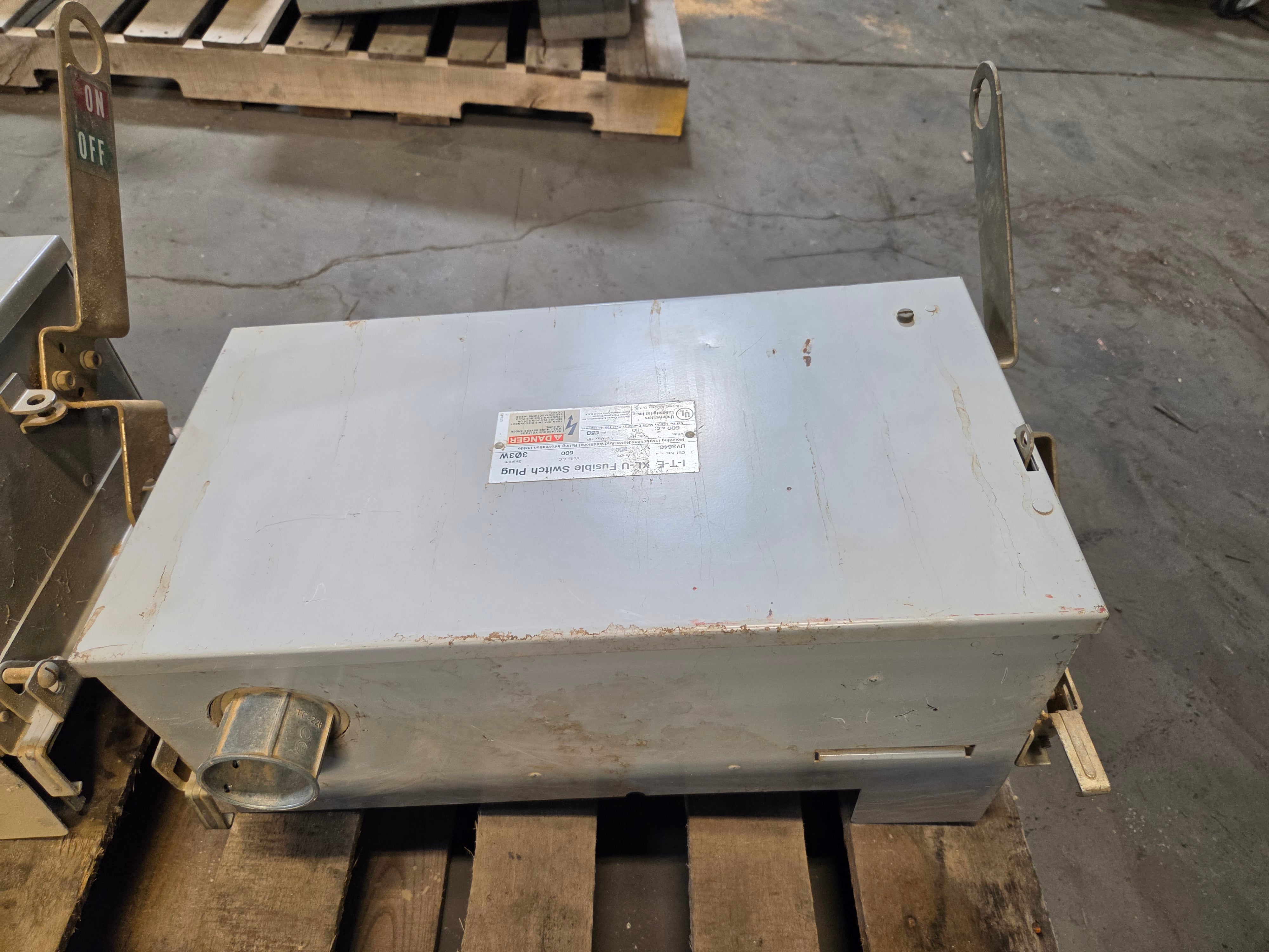 ITE UV364G XL-U Bus Plug Fusible Switch 200A 600VAC Busway 3 Phase 3 Wire