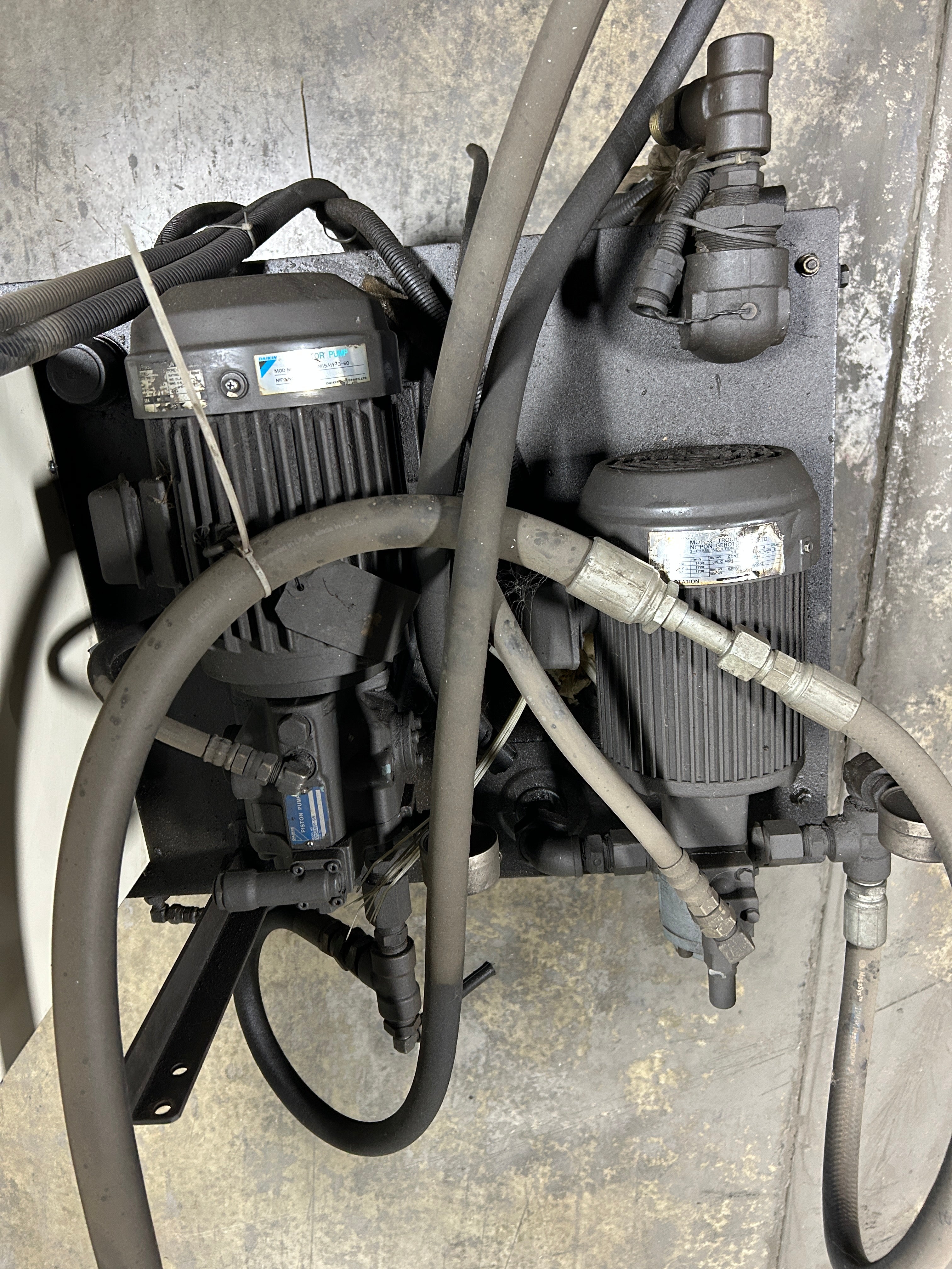 Daikin Industries AKZ569 Inverter Oil Cooling Unit Chiller 1702516 & Oil Tank 9