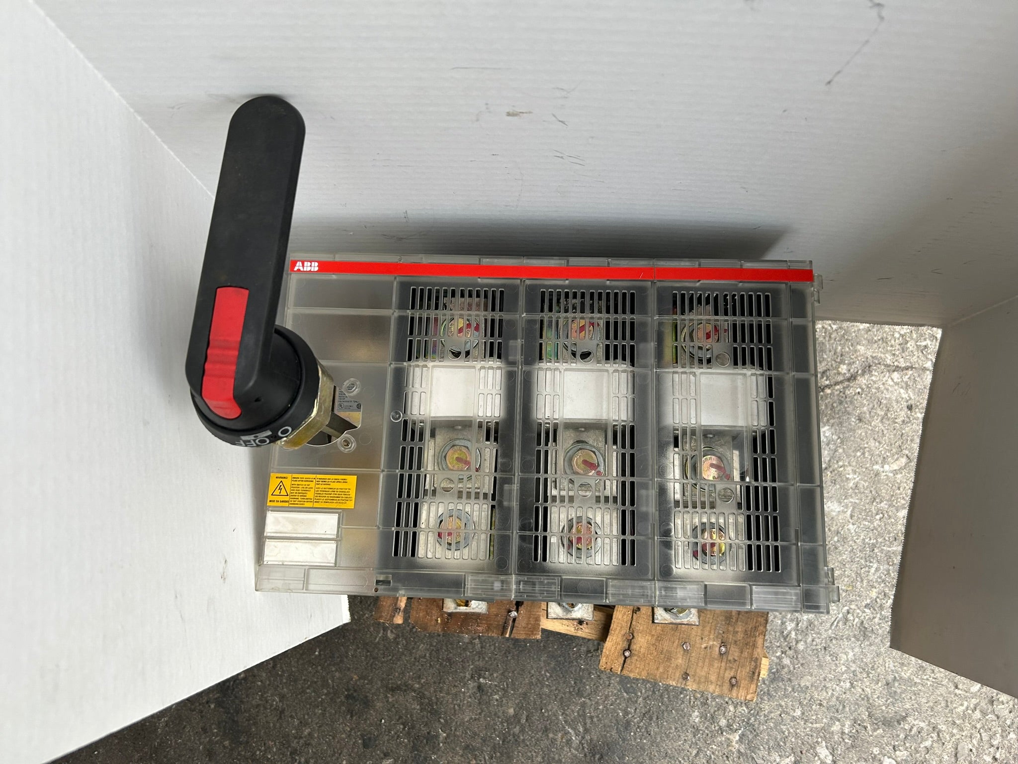 ABB OES800L3 Fusible Disconnect Switch 3 Pole 600VAC 800A with On/Off Switch