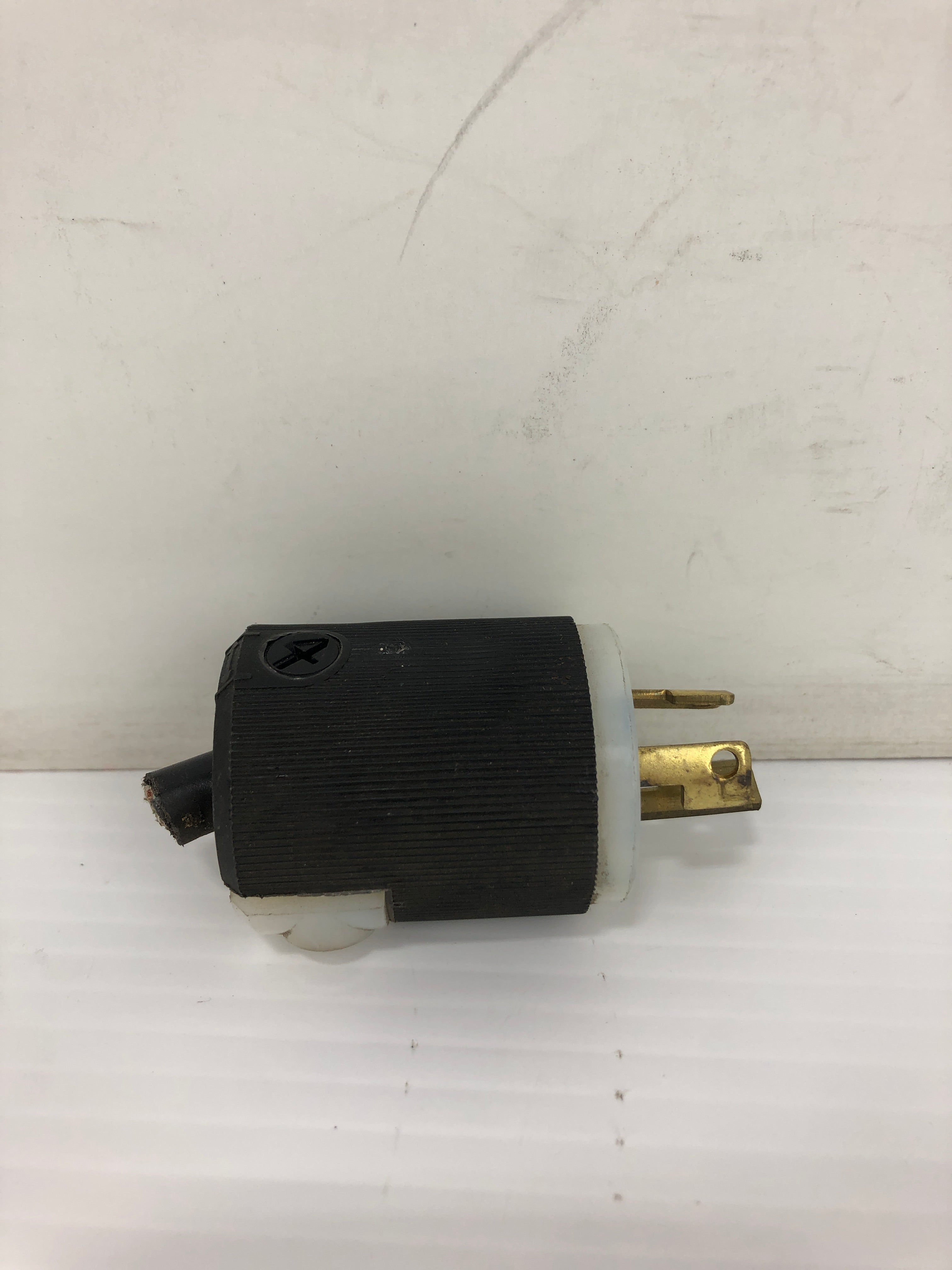 Hubbell HBL4570C Turn and Pull Twist-Lock 15A 250V