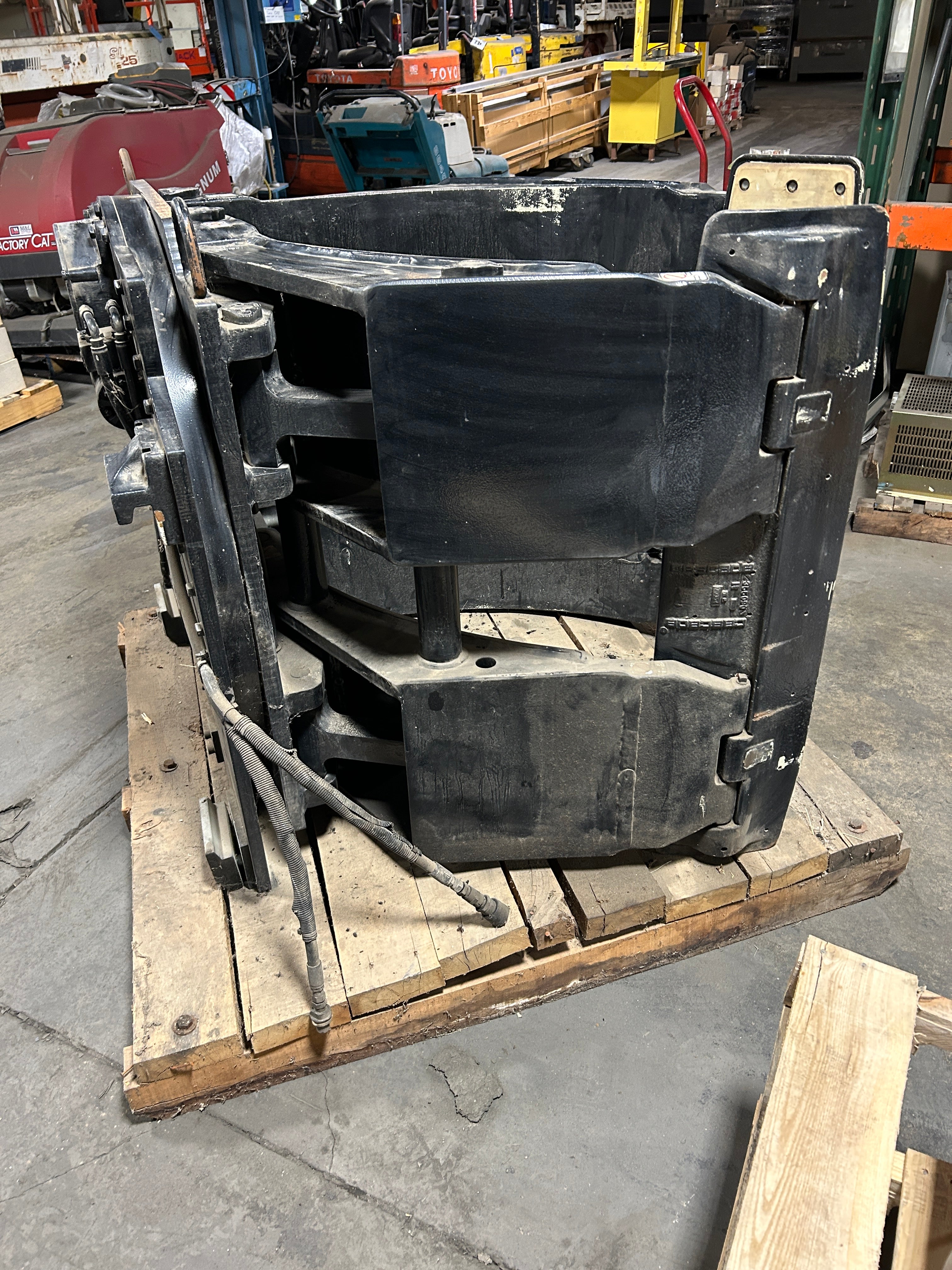 Cascade 90F-RCF-113 Paper Roll Clamp Forklift Attachment Rotates 9000# @ 30" Cap