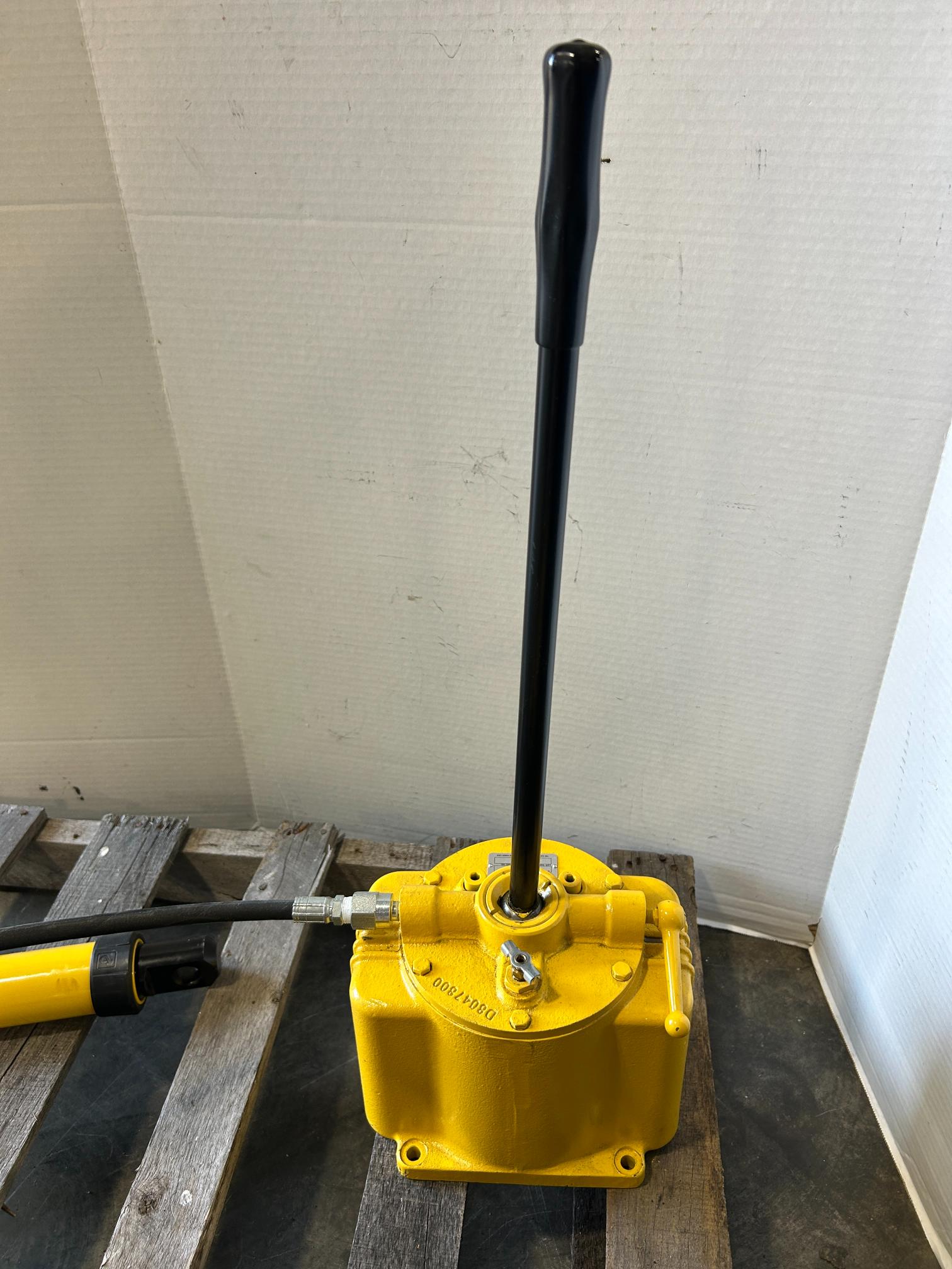 Enerpac P25 Hand Pump 2500 Tons/PSI with RC108 Hydraulic Cylinder 10T 10,000 PSI