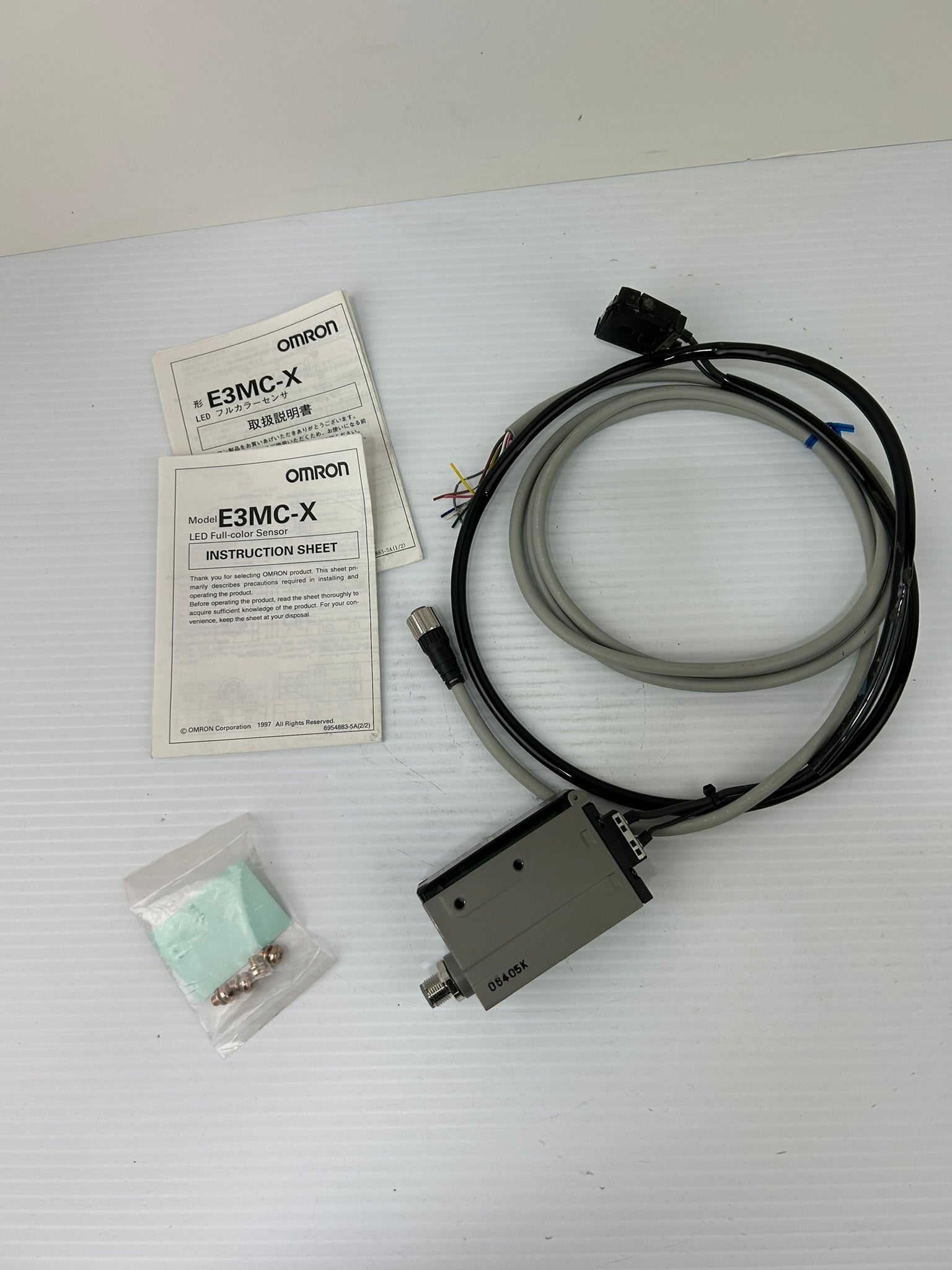 Omron E3MC-X11 LED Full Color Sensor E3MCX11 - Black Sensor Lens Broken