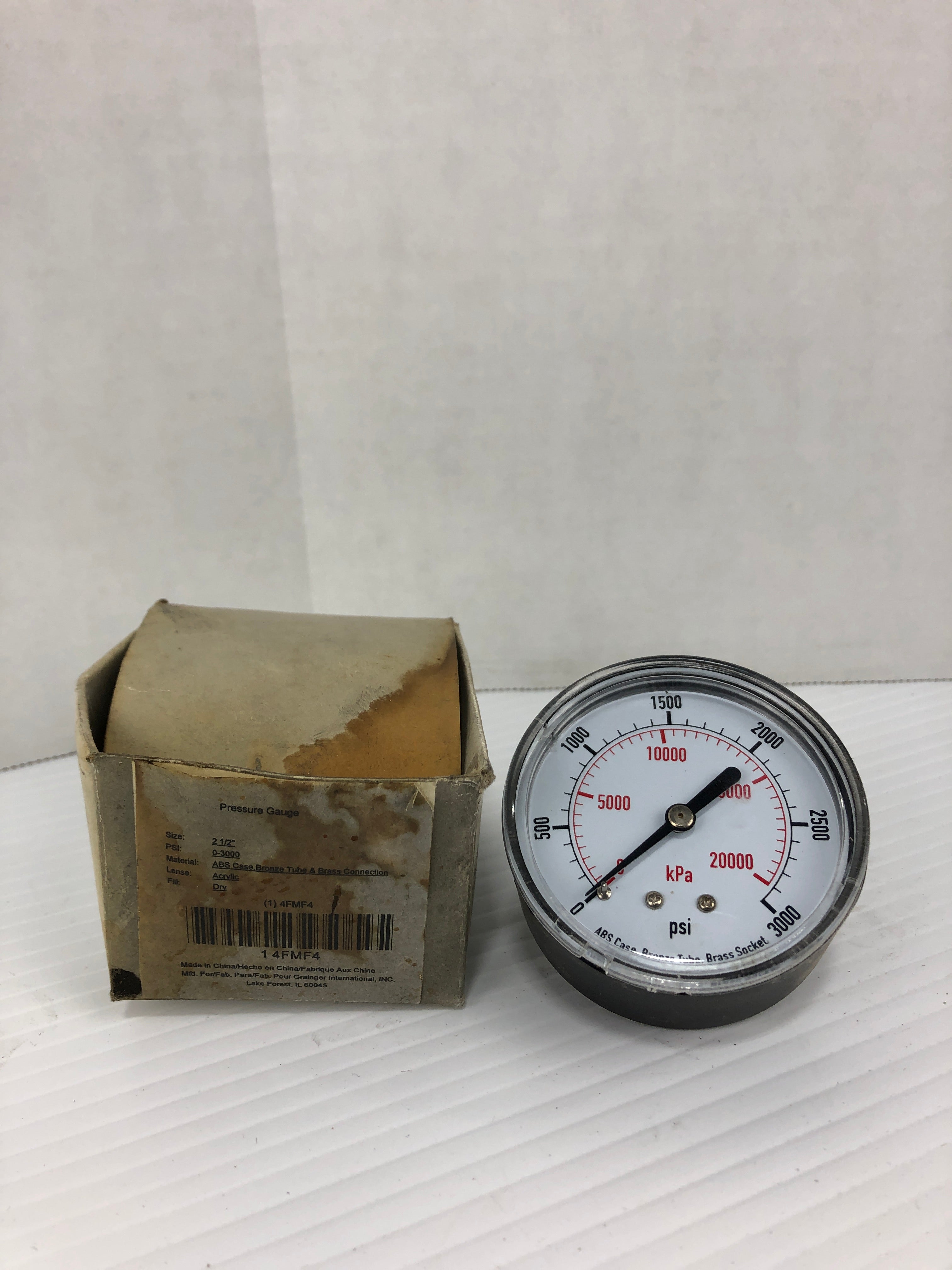 Universal Pressure Gauge 4FMF4 0-3000 PSI 2-1/2"