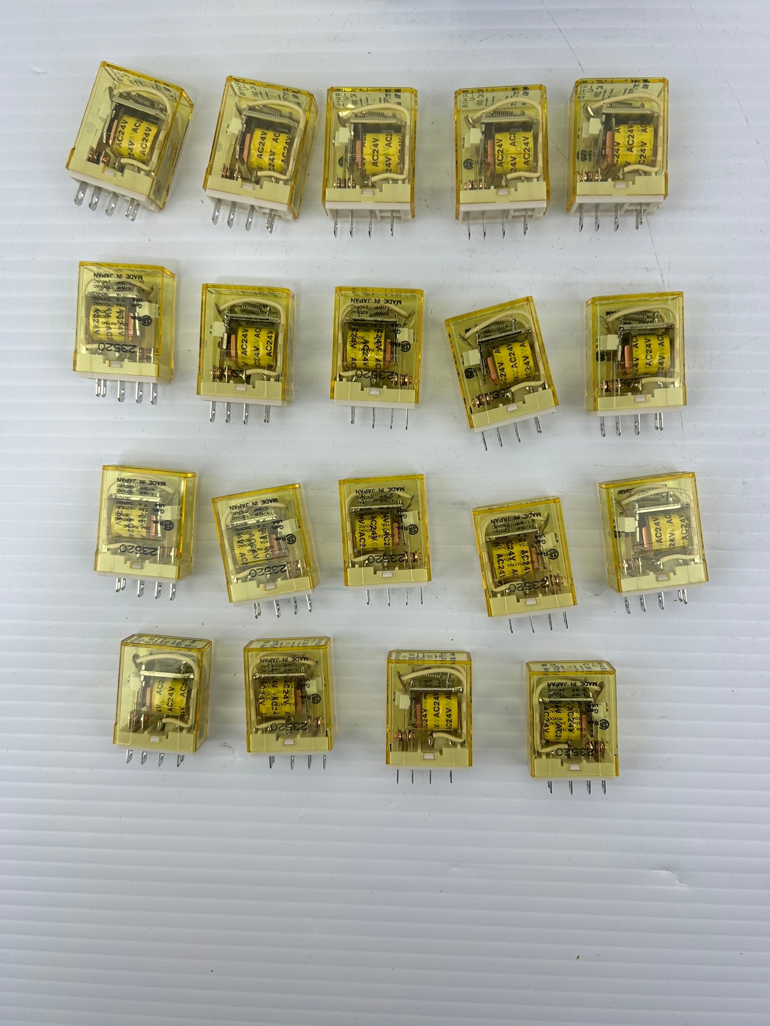 IDEC RH1B-U Relay 24VAC - Lot of 19