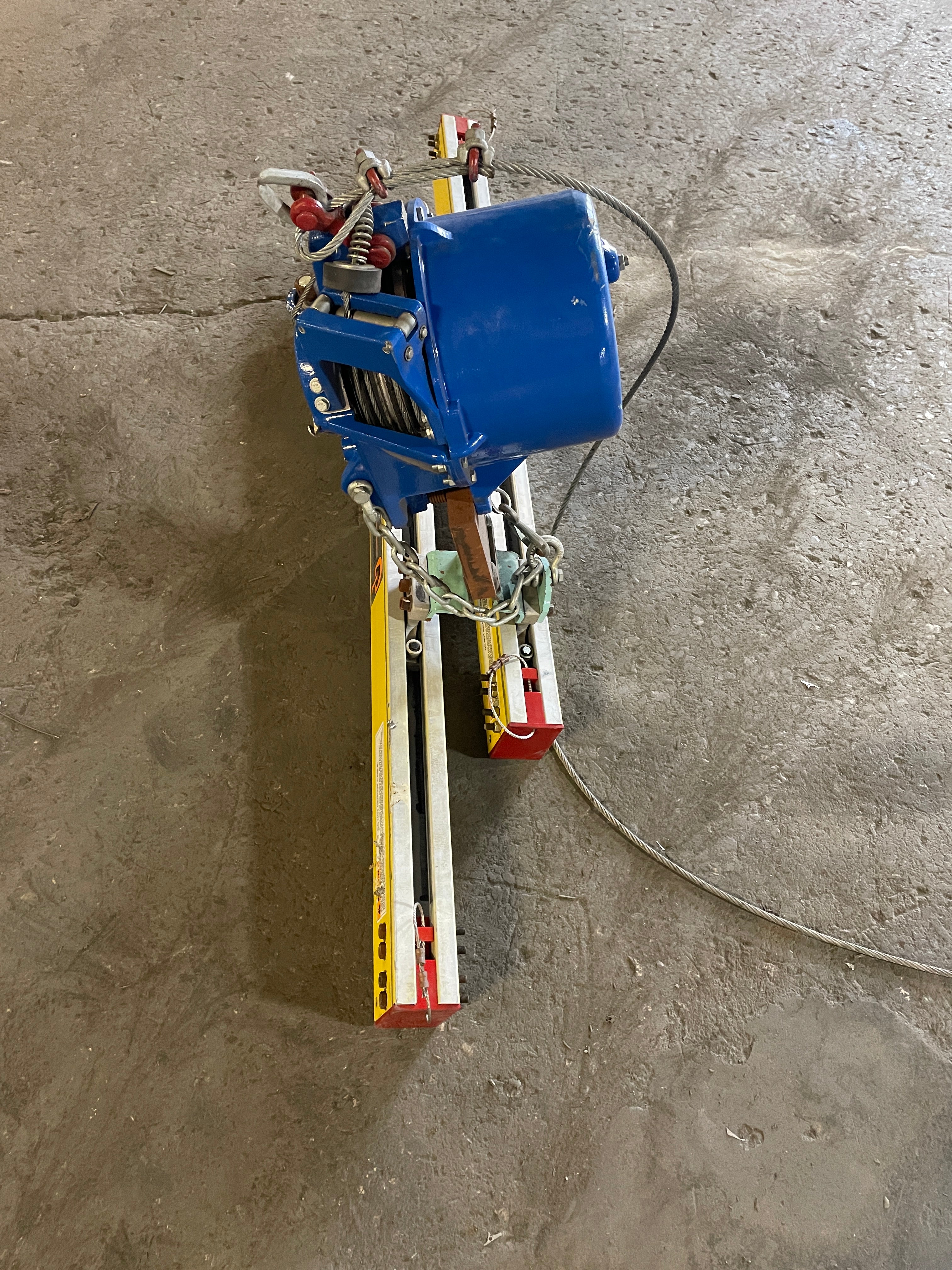 Woodhead 250LA Aero-Motive Molex Balancer with Unified Industries Rail 234-250#