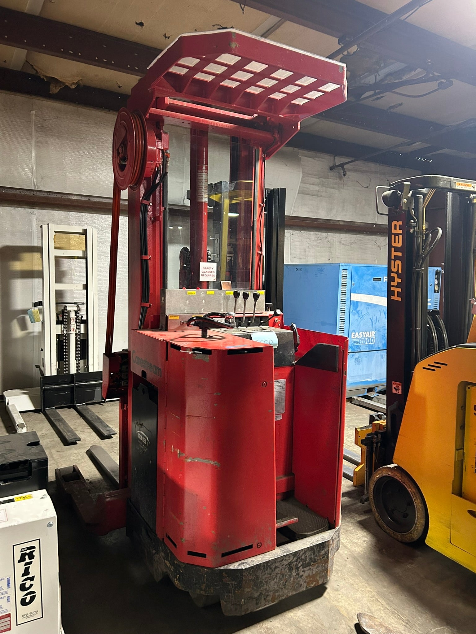 Raymond 20R40TT Electric Stand-Up Forklift Truck 4000 Lb. Capacity 24V 6034 Hrs.