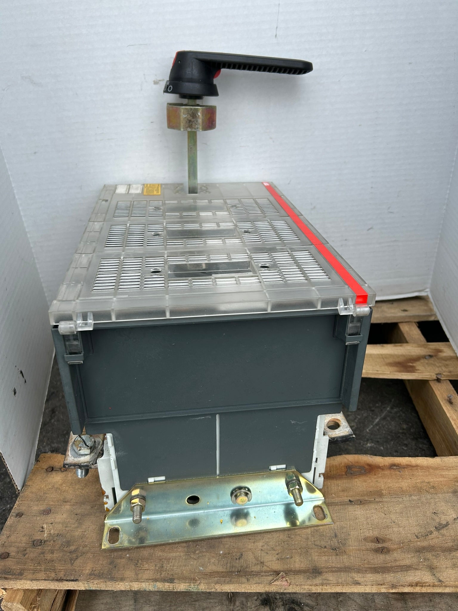 ABB OES800L3 Fusible Disconnect Switch 3 Pole 600VAC 800A with On/Off Switch