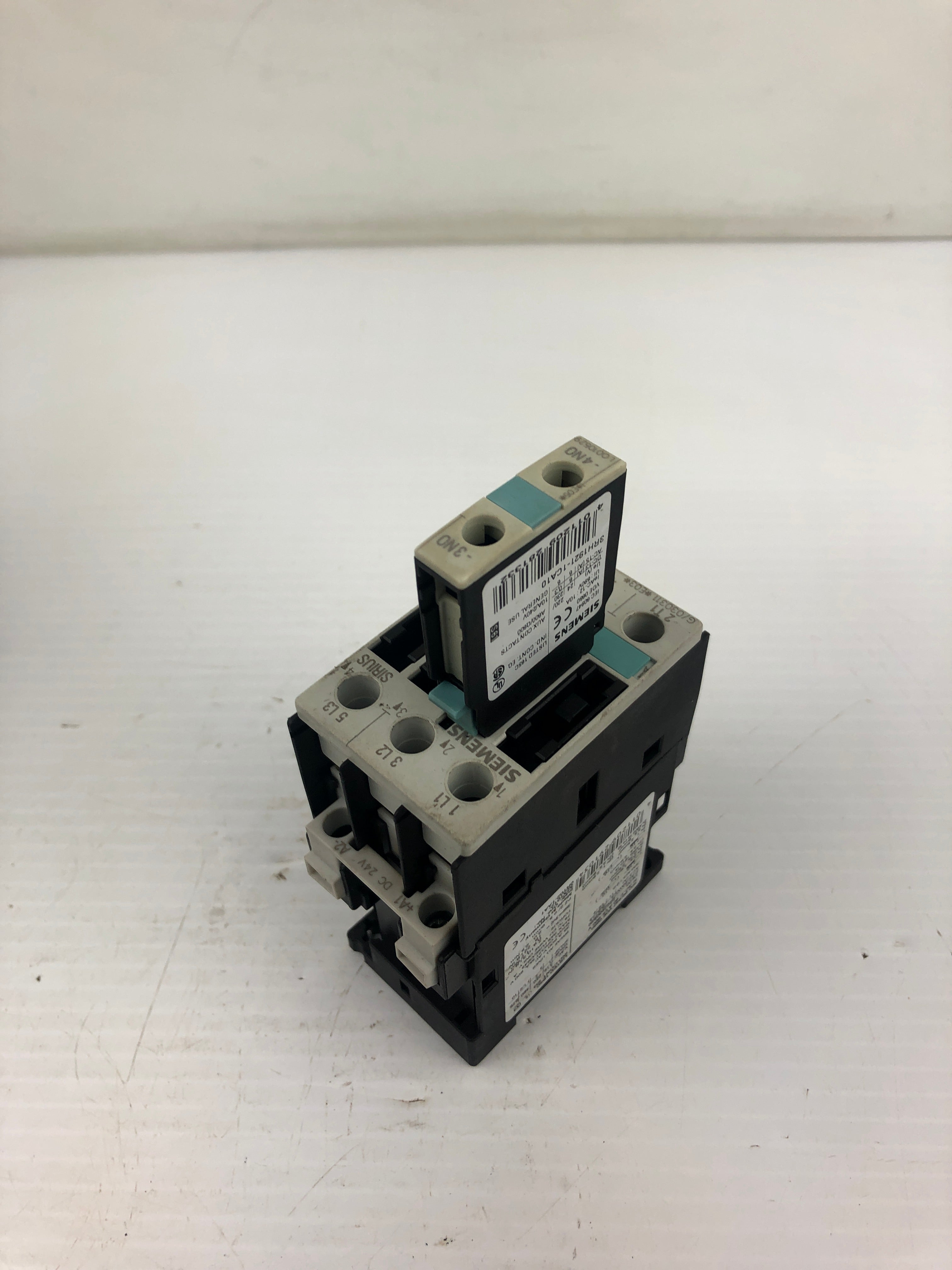 Siemens 3RT1024-1B Contactor with Surge Suppressor LO010529