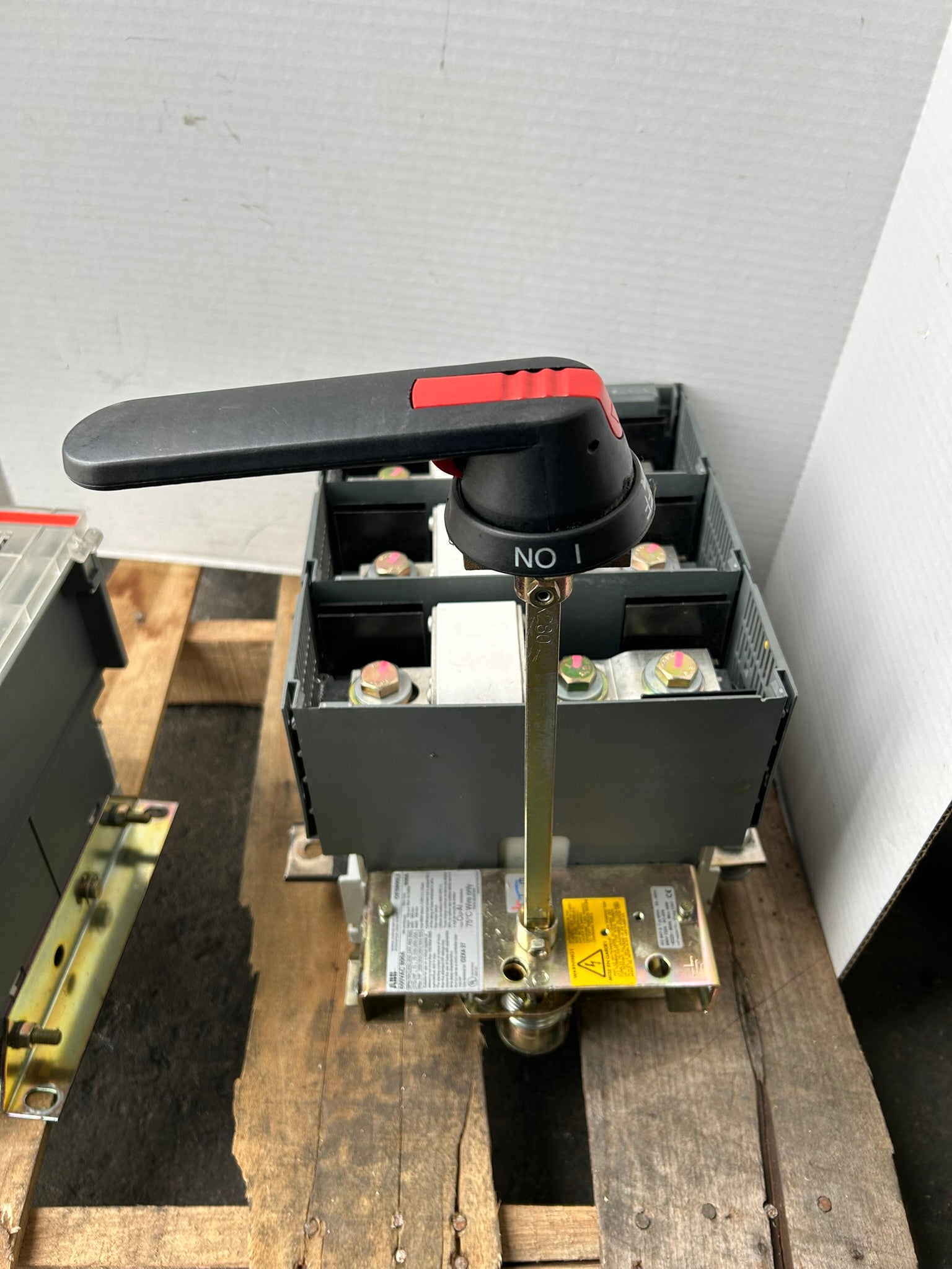 ABB OES800L3 Fusible Disconnect Switch 3 Pole 600VAC 800A On/Off Switch No Cover