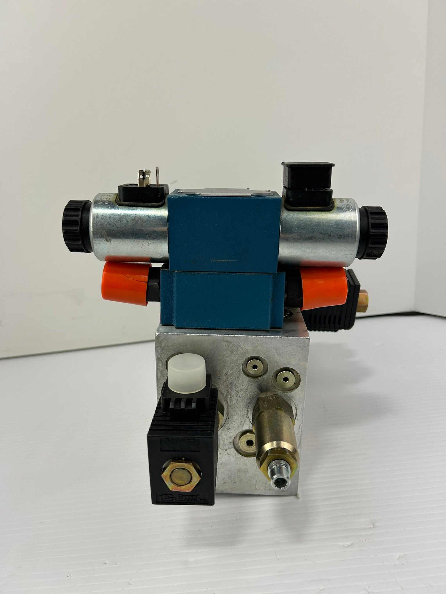 Rexroth 4WE6E60/EG24N9K4CSA Valve Assembly Z2FS-6-2-43/2QV 320974 VB10-423 Block