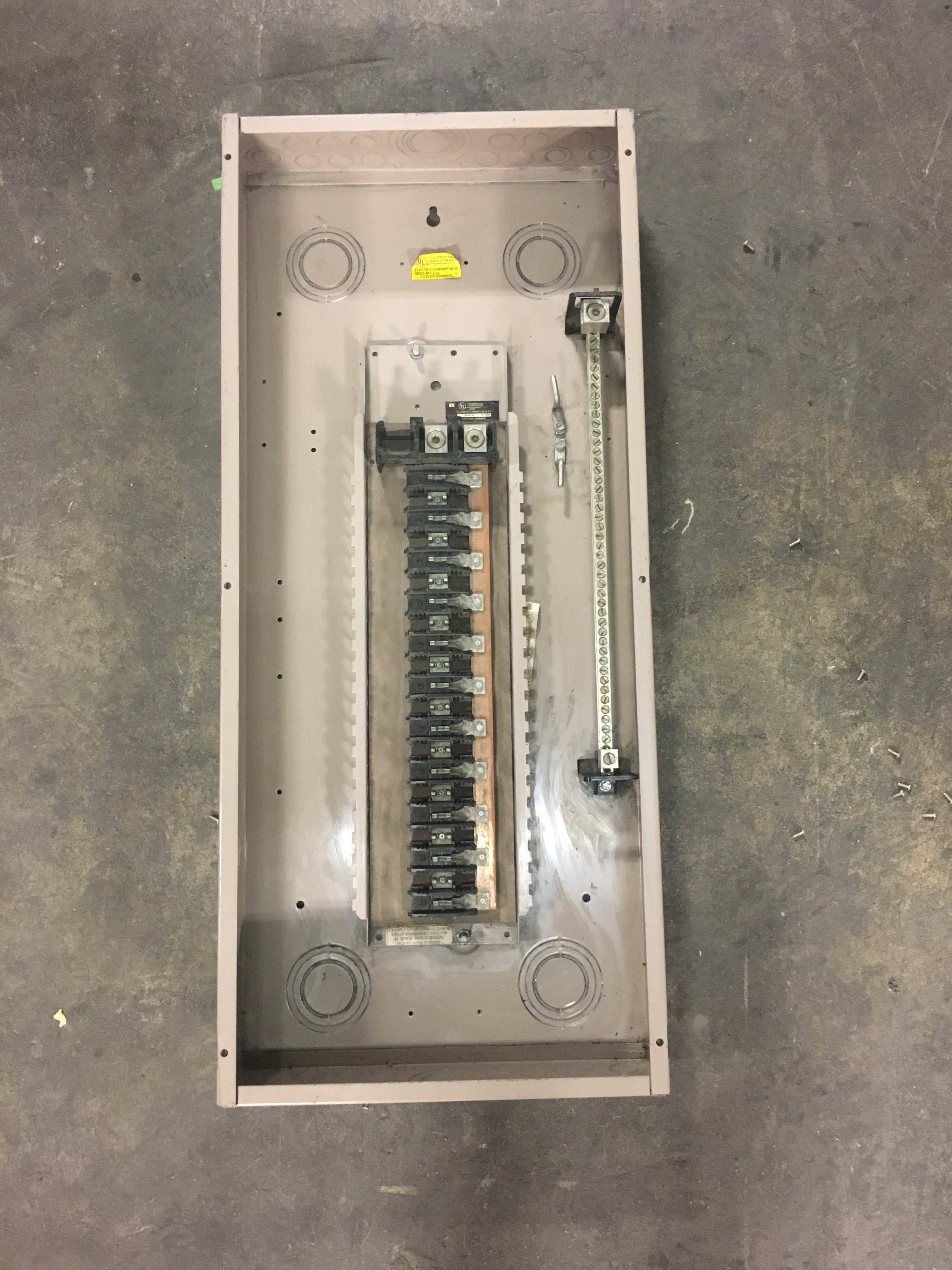 Eaton Cutler-Hammer Type 1 Enclosure CH42GG 120/240 V 1PH
