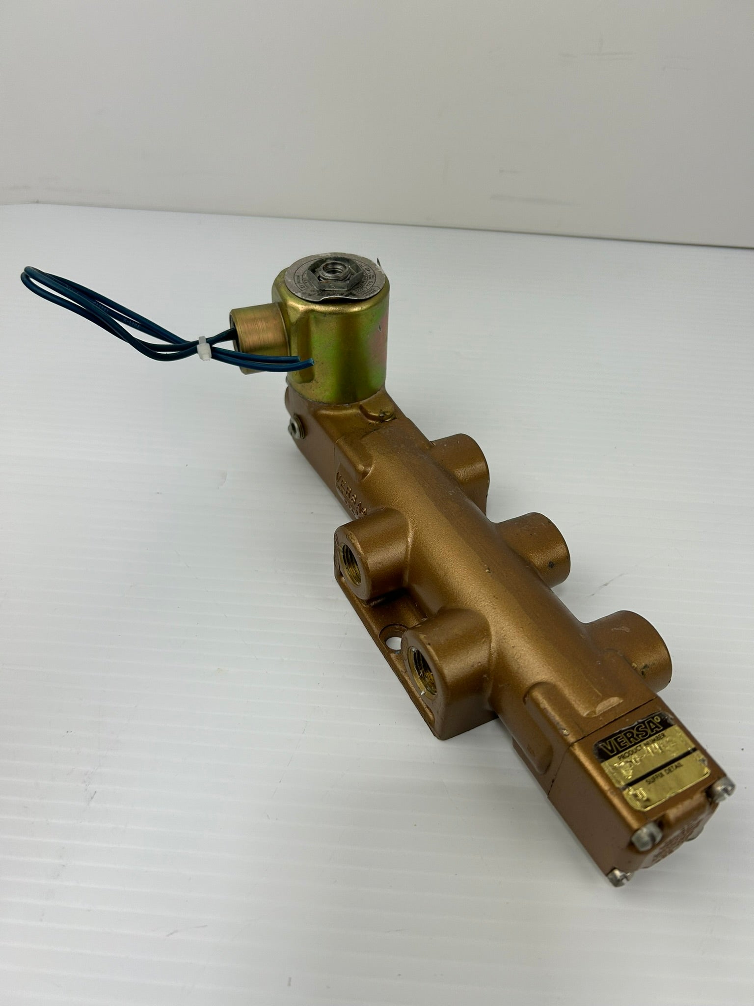 Versa VSG-4402-U Four-Way Brass Pneumatic Valve 120V 40-175 PSI