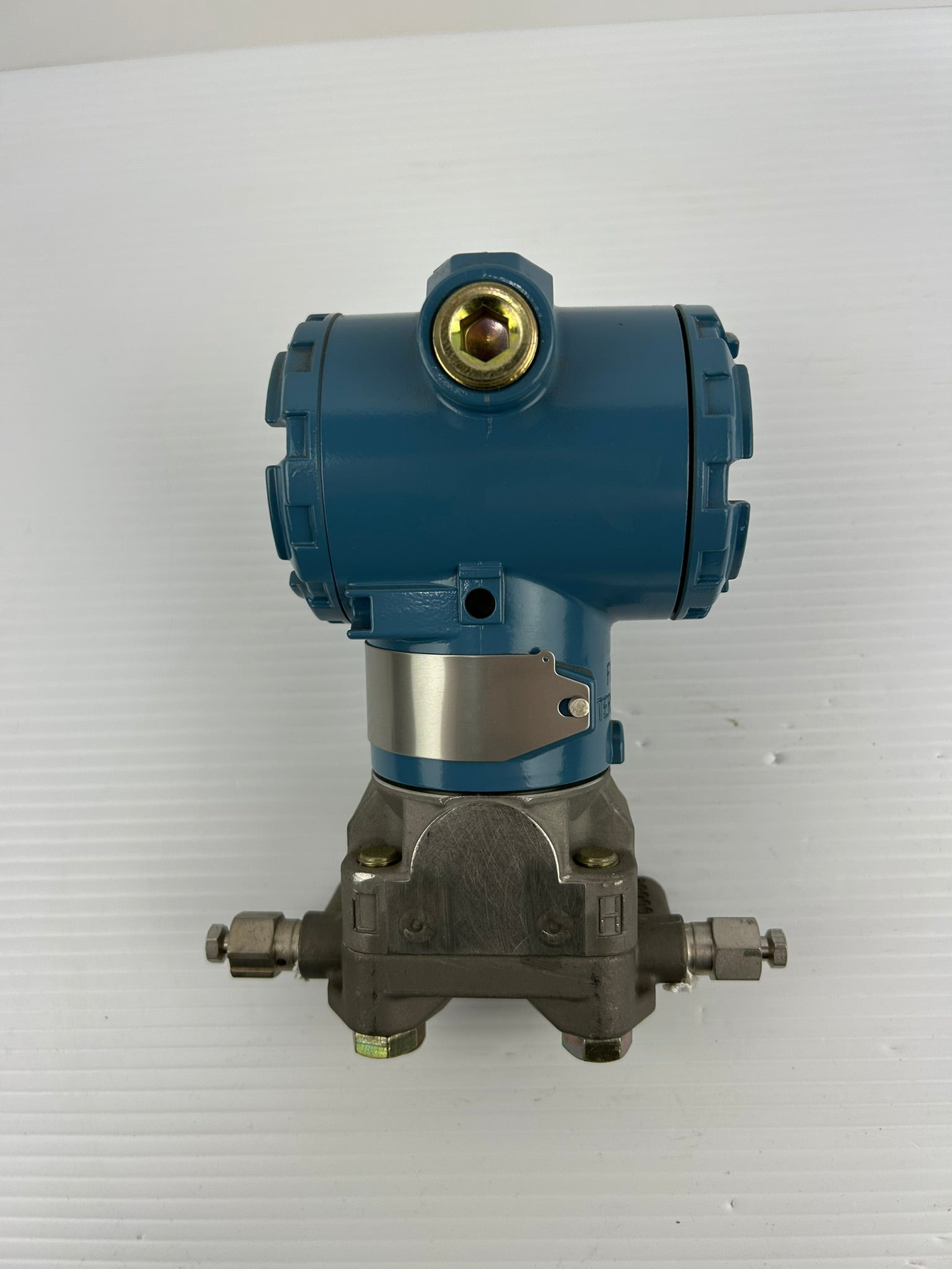 Rosemount 3051CD1A22A1AB4 Pressure Transmitter with 03031-0761-0012 Base