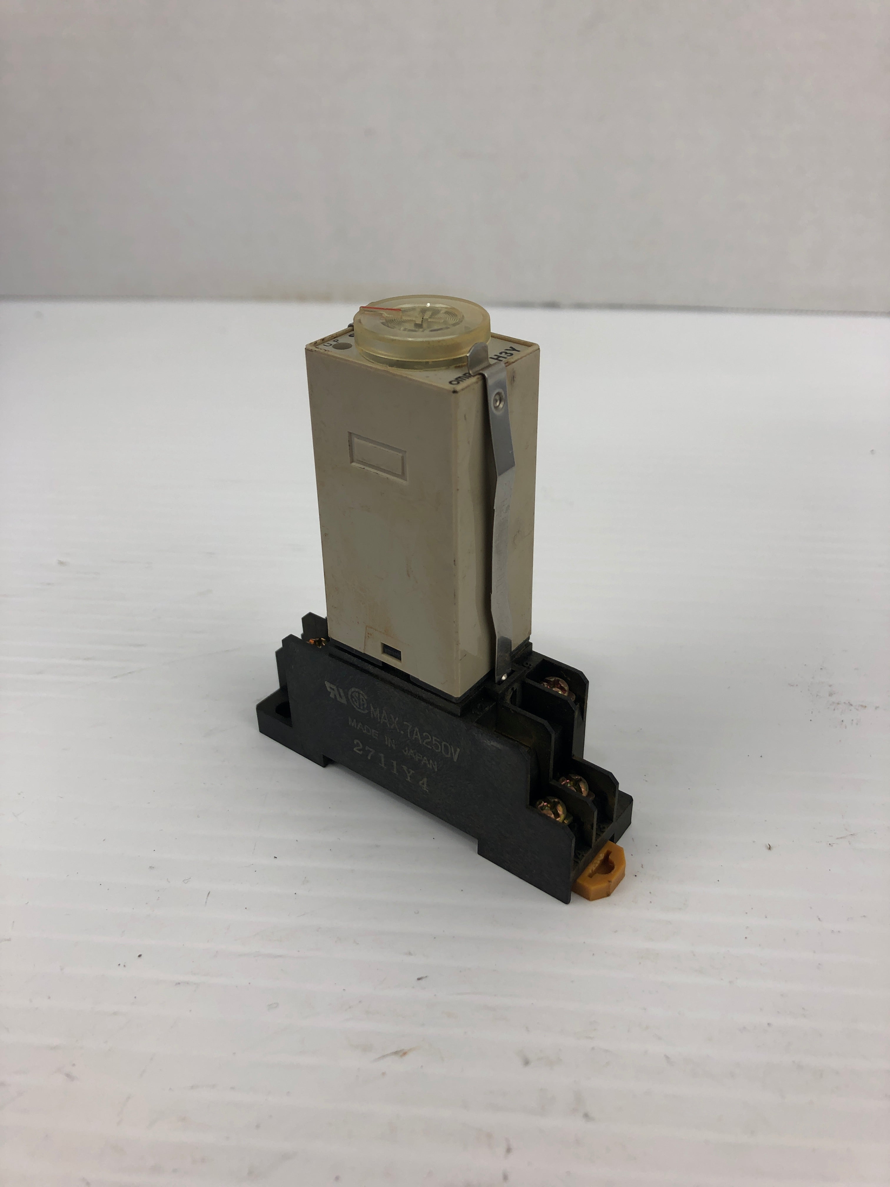 Omron H3Y-2 Timer 24V with Base 2711Y4