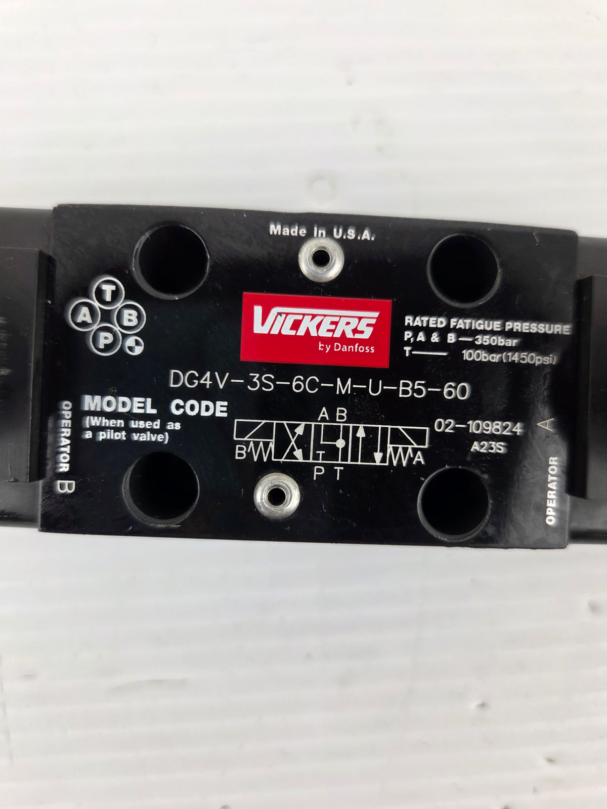 Vickers Danfoss DG4V-3S-6C-M-U-B5-60 Hydraulic Directional Valve 5000PSI Black