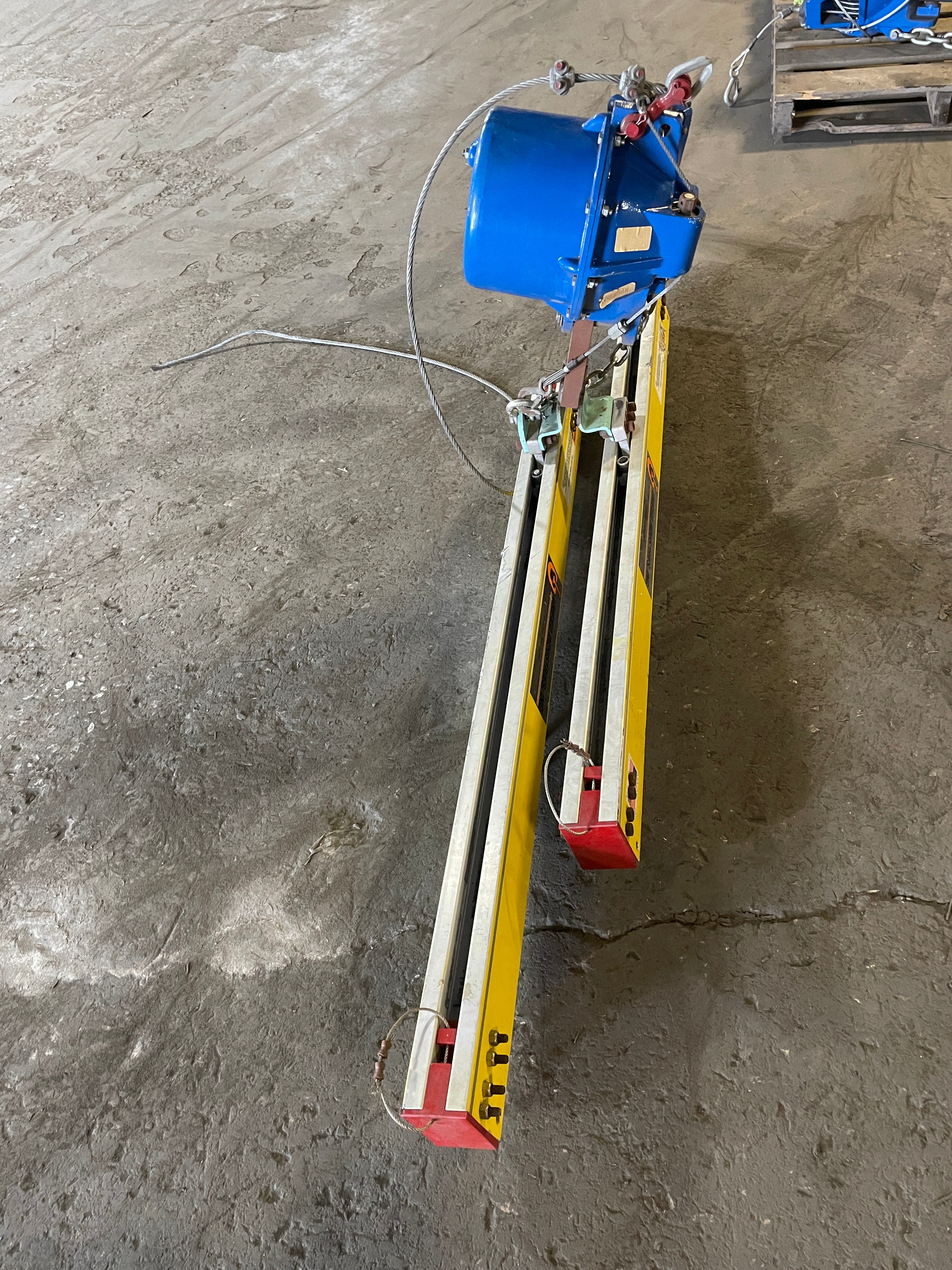 Woodhead 250LA Aero-Motive Molex Balancer with Unified Industries Rail 234-250#