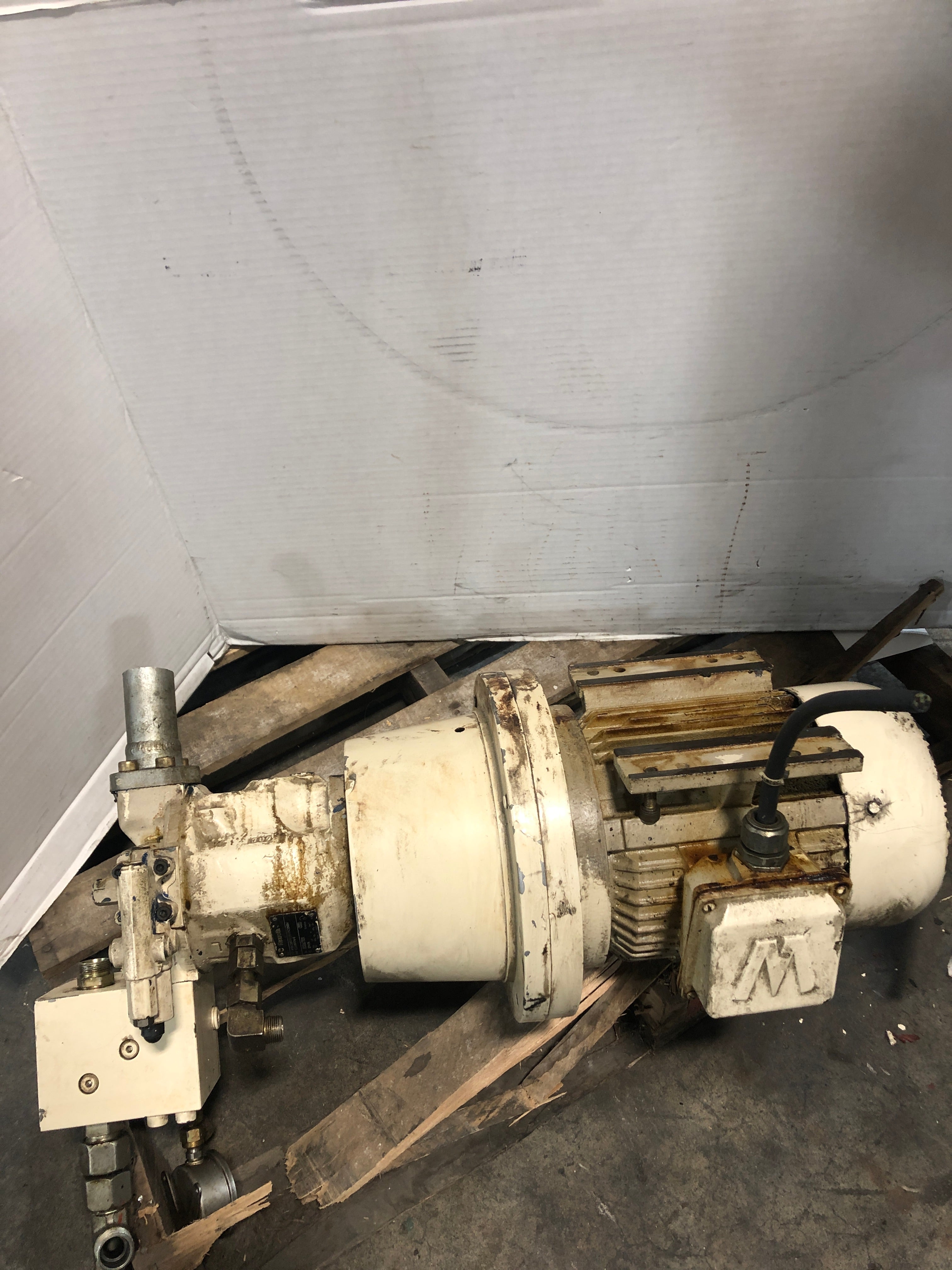 Rexroth A10VO28DFR/31R-PPC12N00M Pump & WorldWide WWE5-18-184TC Motor White