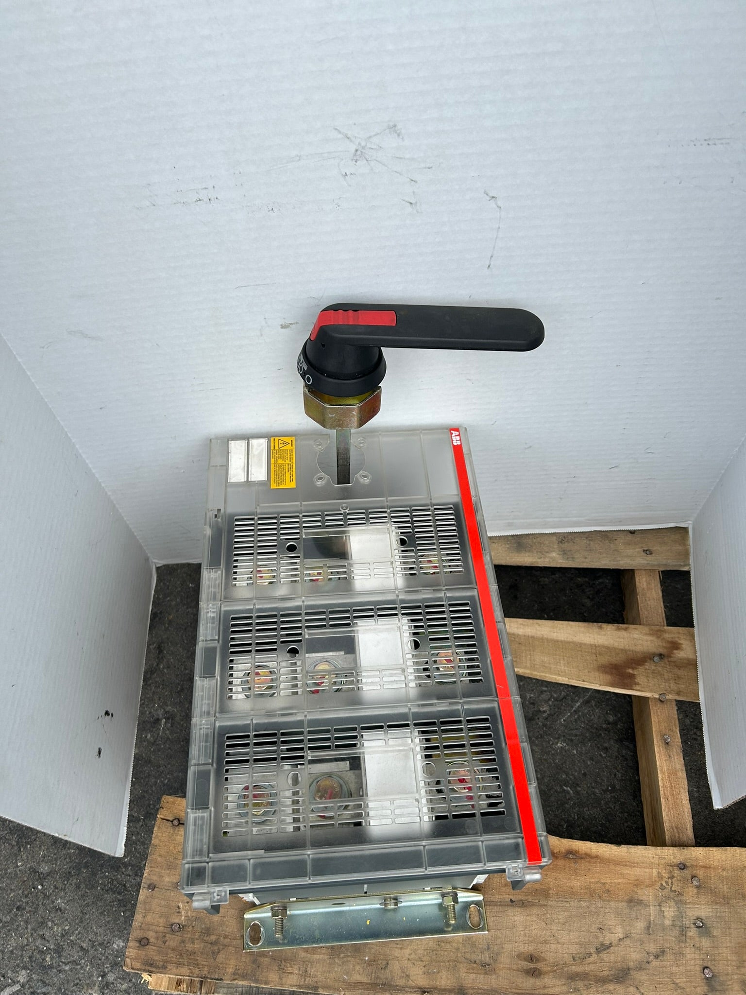 ABB OES800L3 Fusible Disconnect Switch 3 Pole 600VAC 800A with On/Off Switch