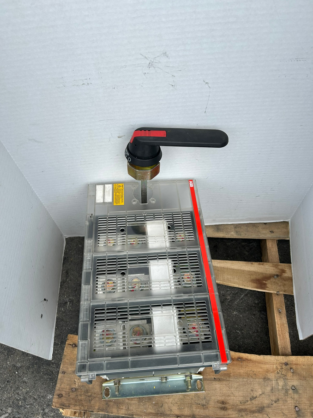 ABB OES800L3 Fusible Disconnect Switch 3 Pole 600VAC 800A with On/Off Switch