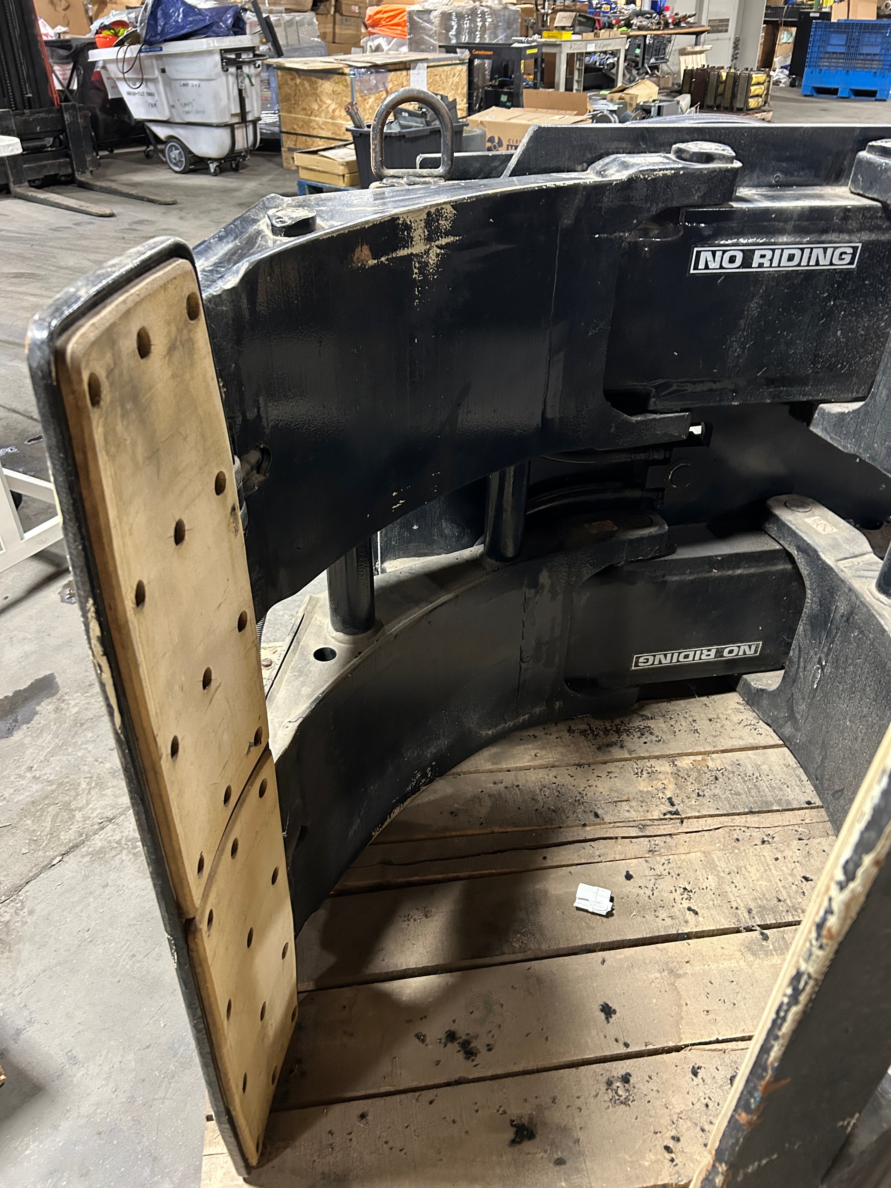 Cascade 90F-RCF-113 Paper Roll Clamp Forklift Attachment Rotates 9000# @ 30" Cap