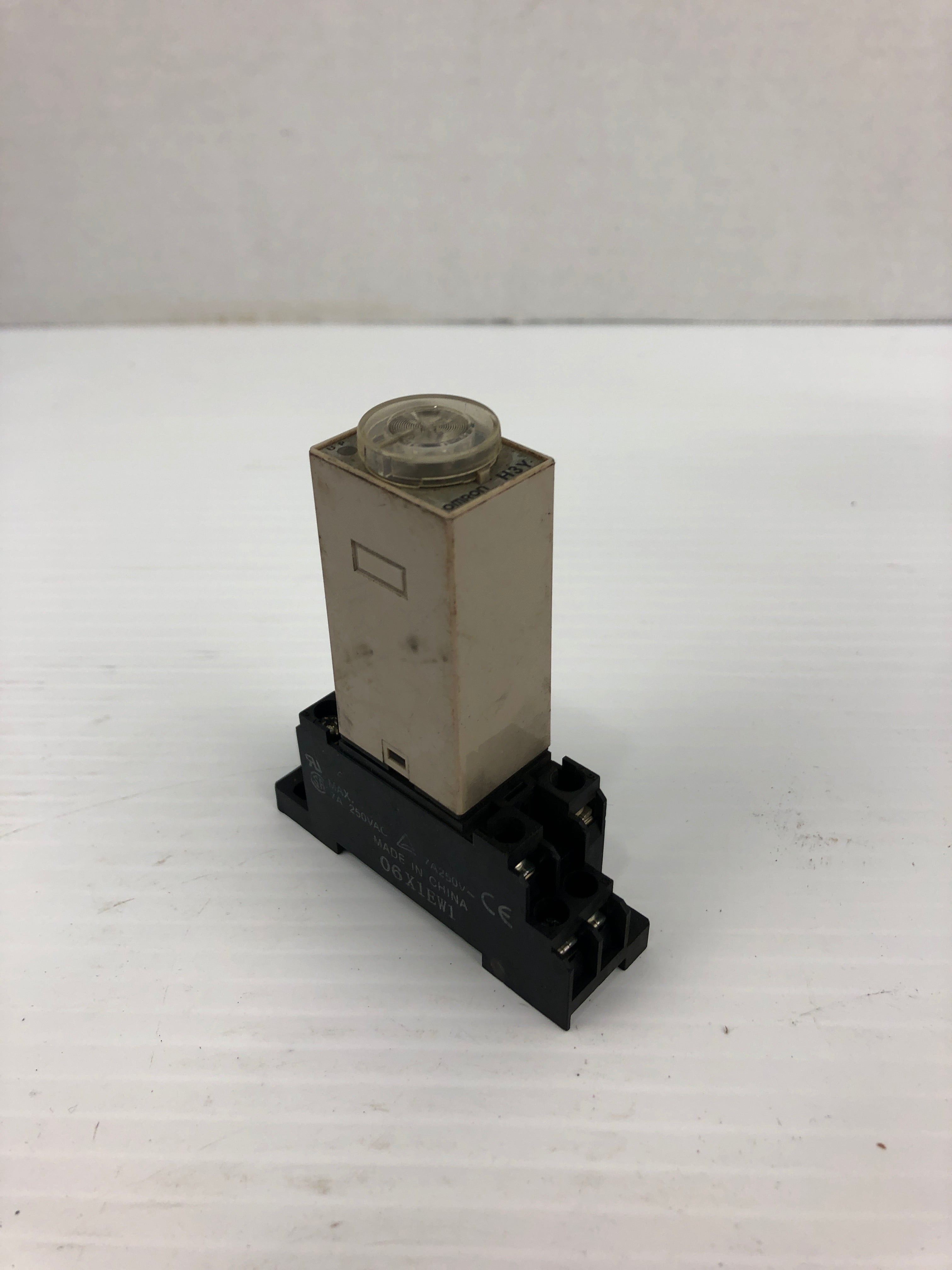 Omron H3Y-2 Timer 24V with Base 06X1EW1