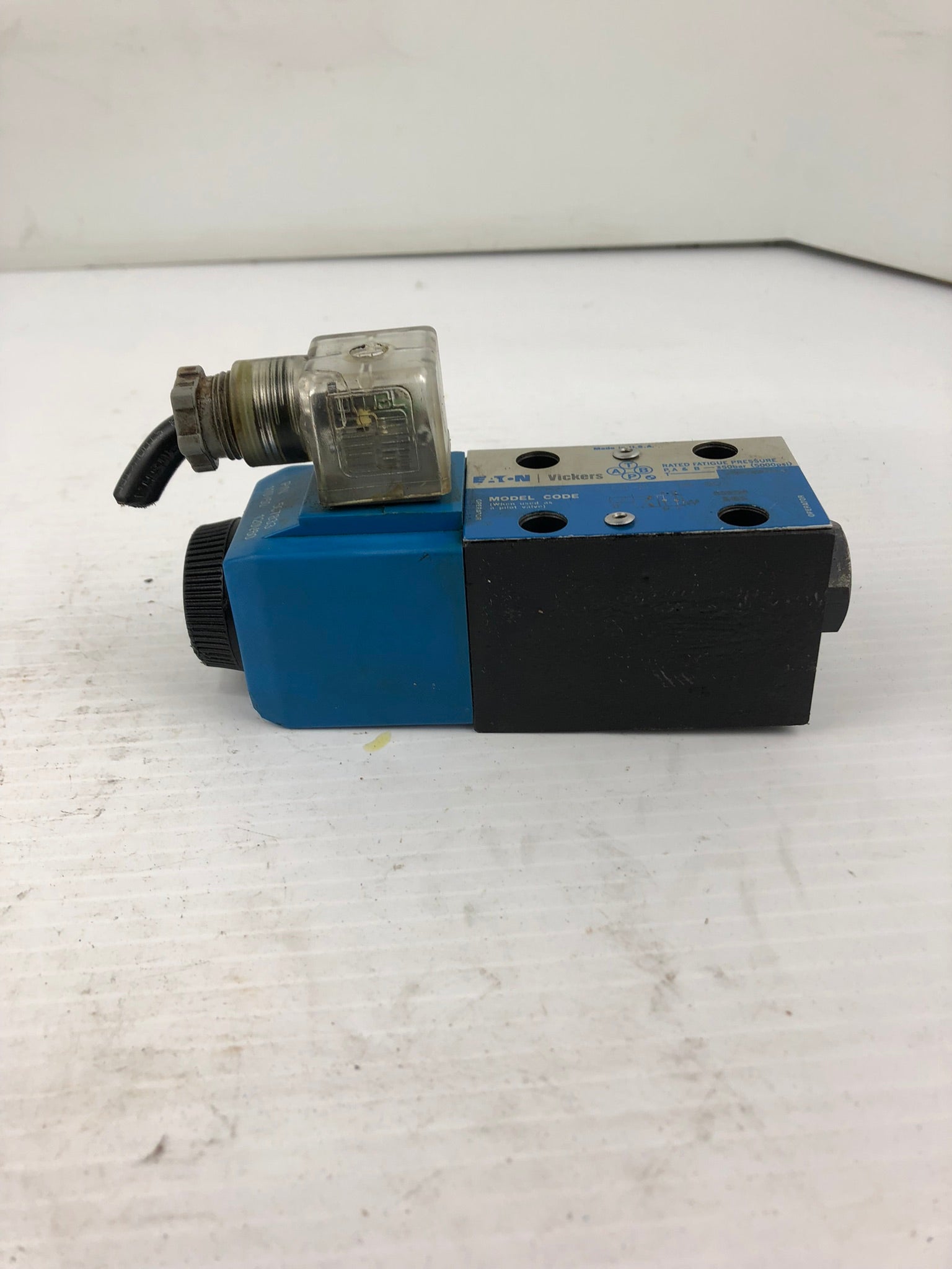 Eaton Vickers DG4V-3-0B-M-U-B6-60 Solenoid Hydraulic Valve