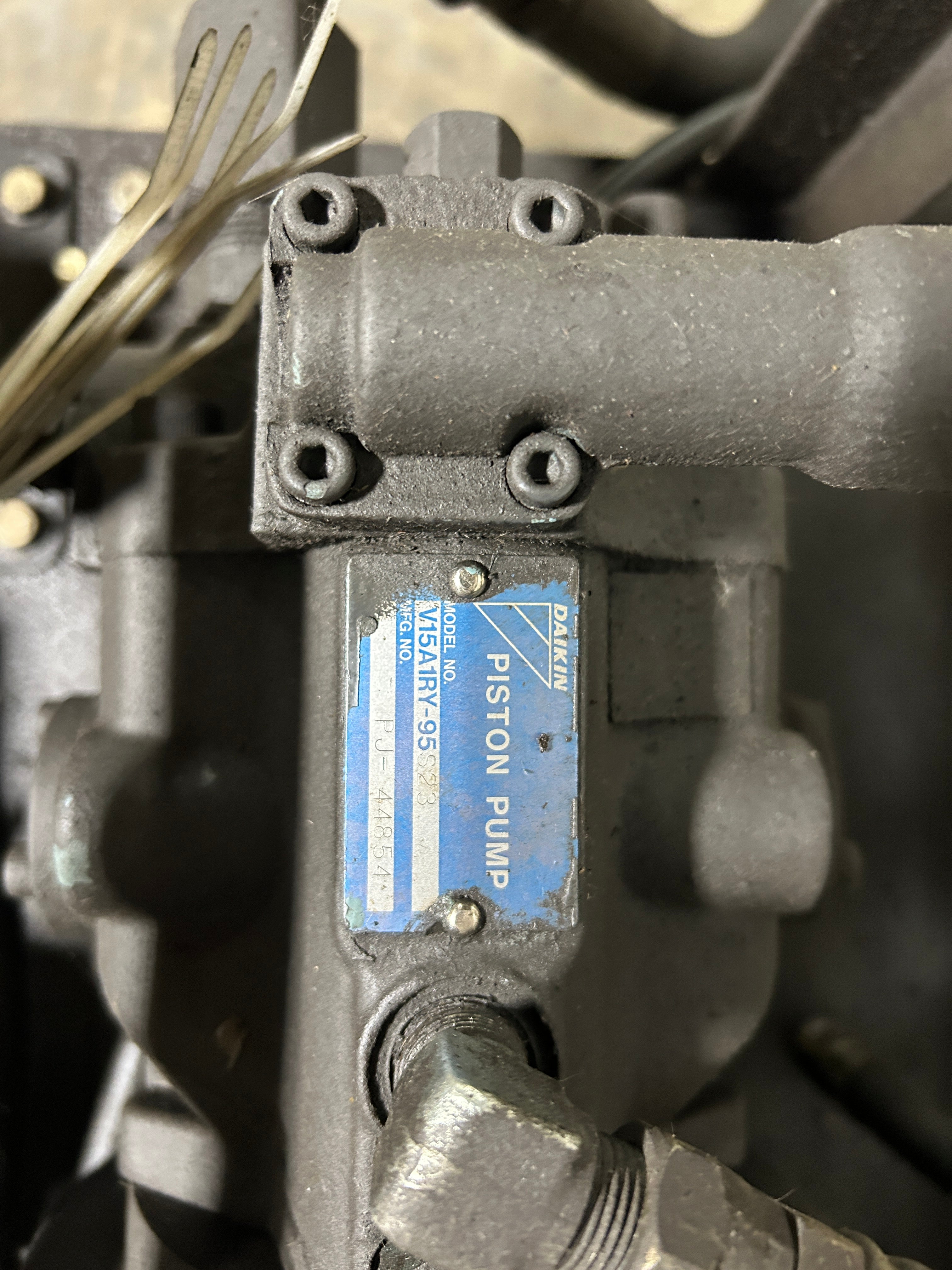 Daikin Industries AKZ569 Inverter Oil Cooling Unit Chiller 1702516 & Oil Tank 9