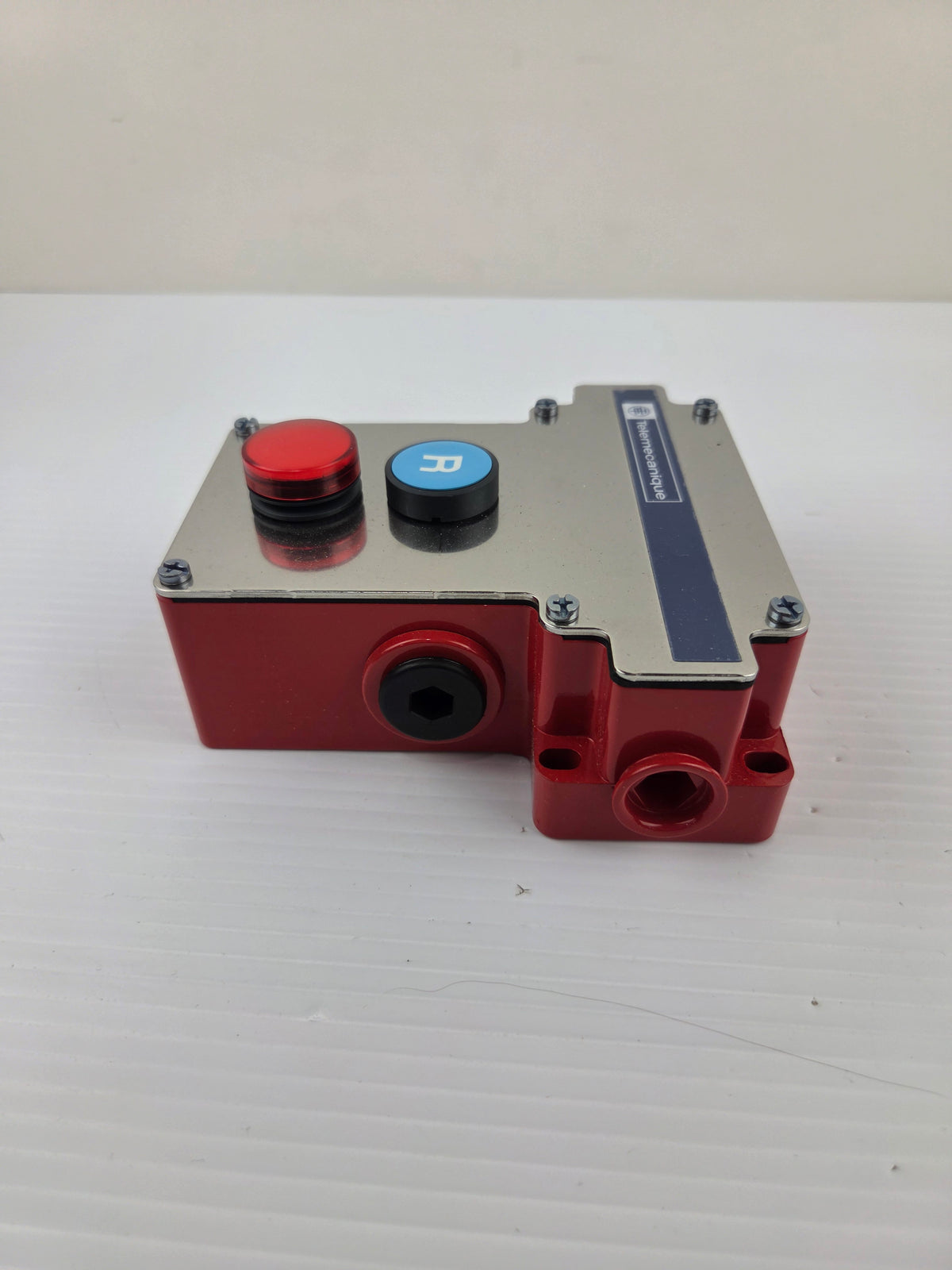 Telemecanique XY2CE2A196H7 Emergency Stop E-Stop Trip Wire Rope Pull Switch IP66