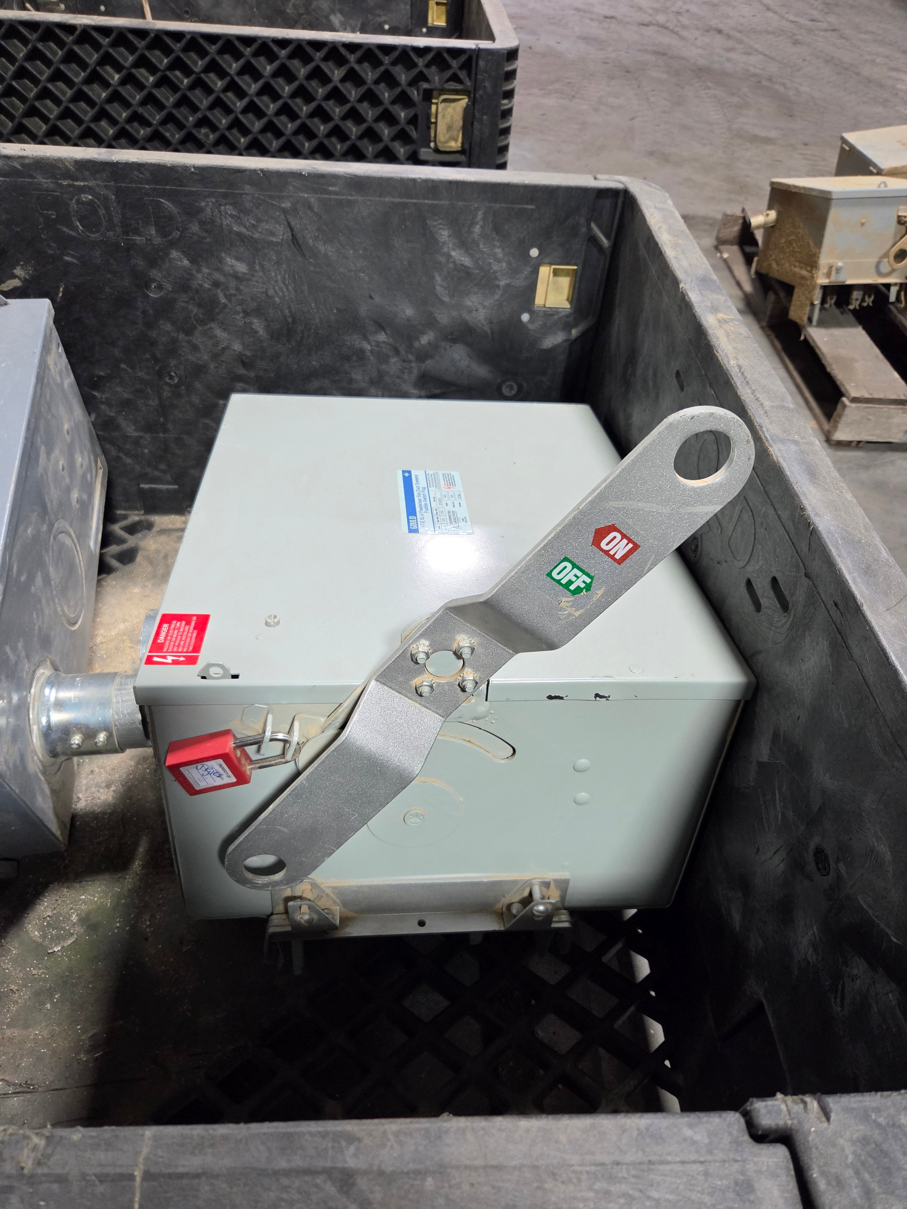 Gould ITE XL-U UV365G Bus Plug Fusible Safety Switch 400A 600VAC Busway 3P 3W
