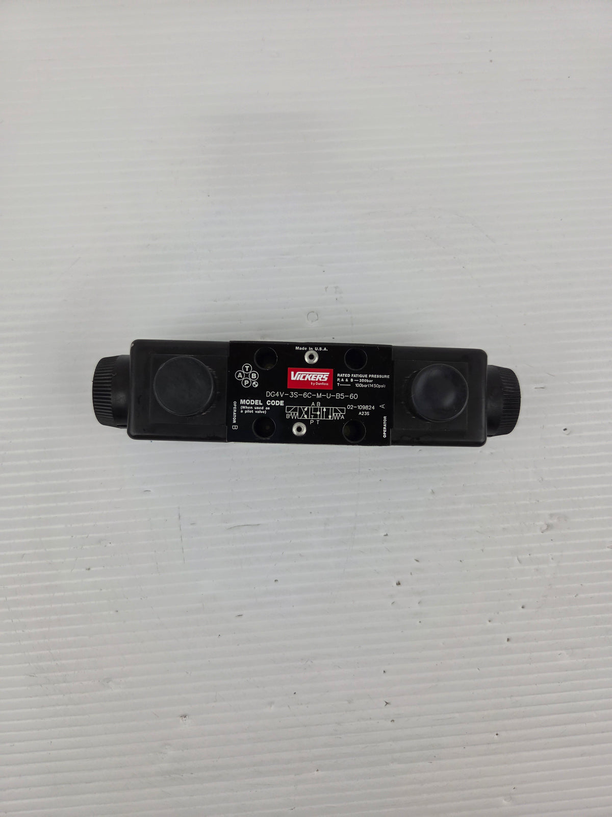 Vickers Danfoss DG4V-3S-6C-M-U-B5-60 Hydraulic Directional Valve 5000PSI Black