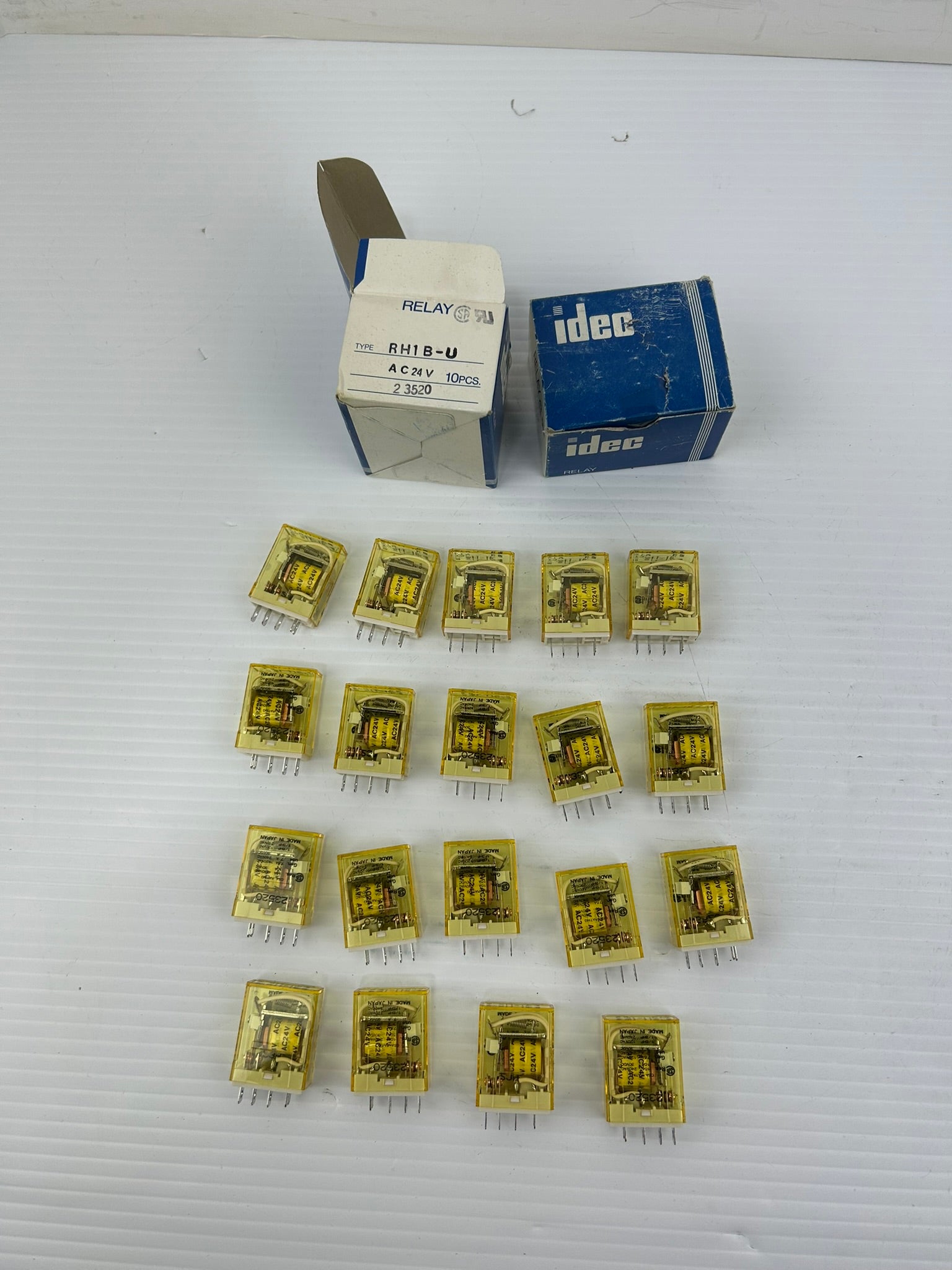IDEC RH1B-U Relay 24VAC - Lot of 19