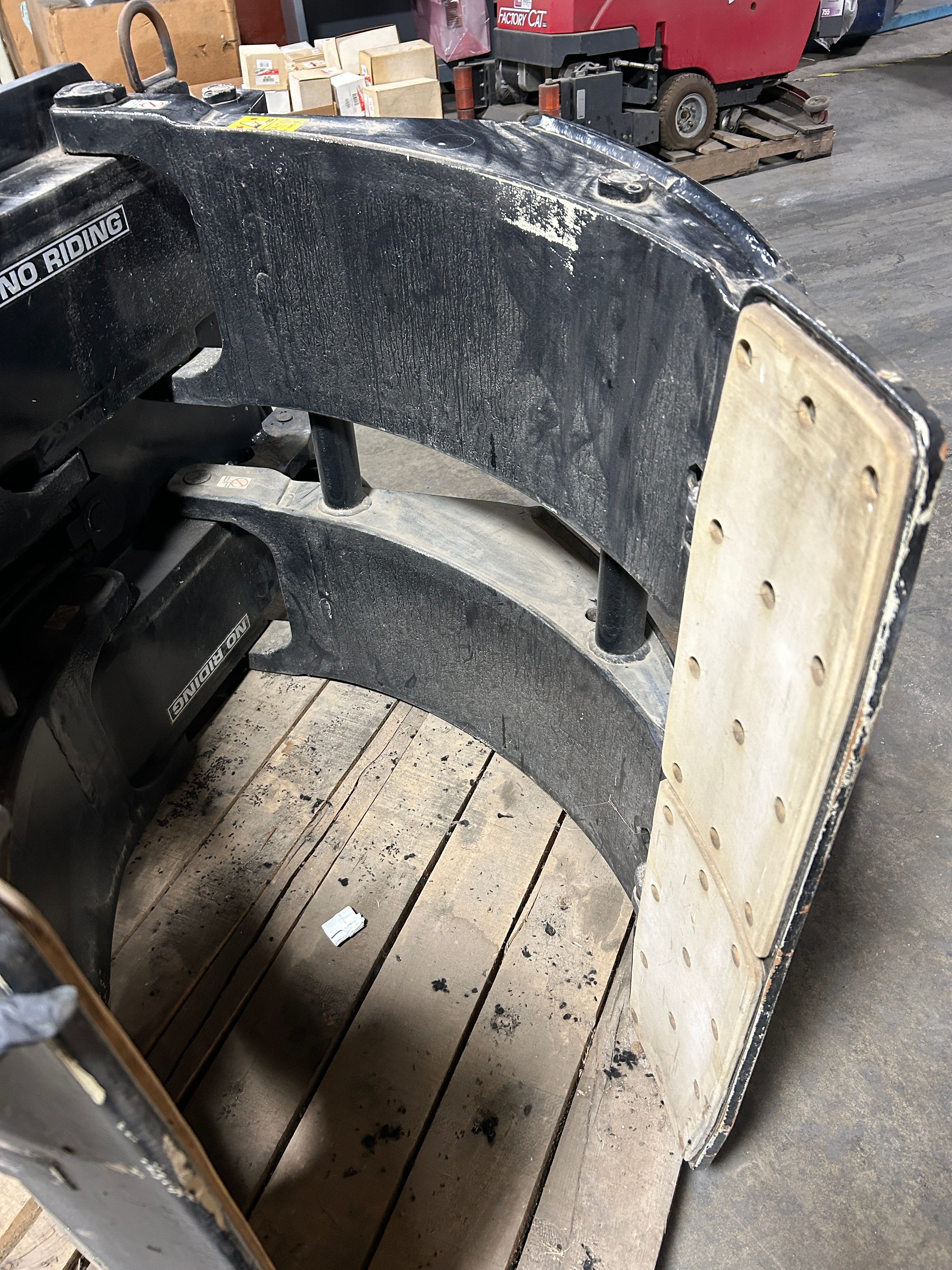 Cascade 90F-RCF-113 Paper Roll Clamp Forklift Attachment Rotates 9000# @ 30" Cap