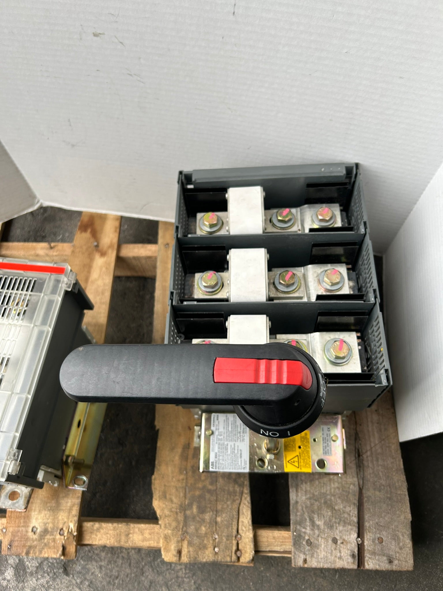 ABB OES800L3 Fusible Disconnect Switch 3 Pole 600VAC 800A On/Off Switch No Cover