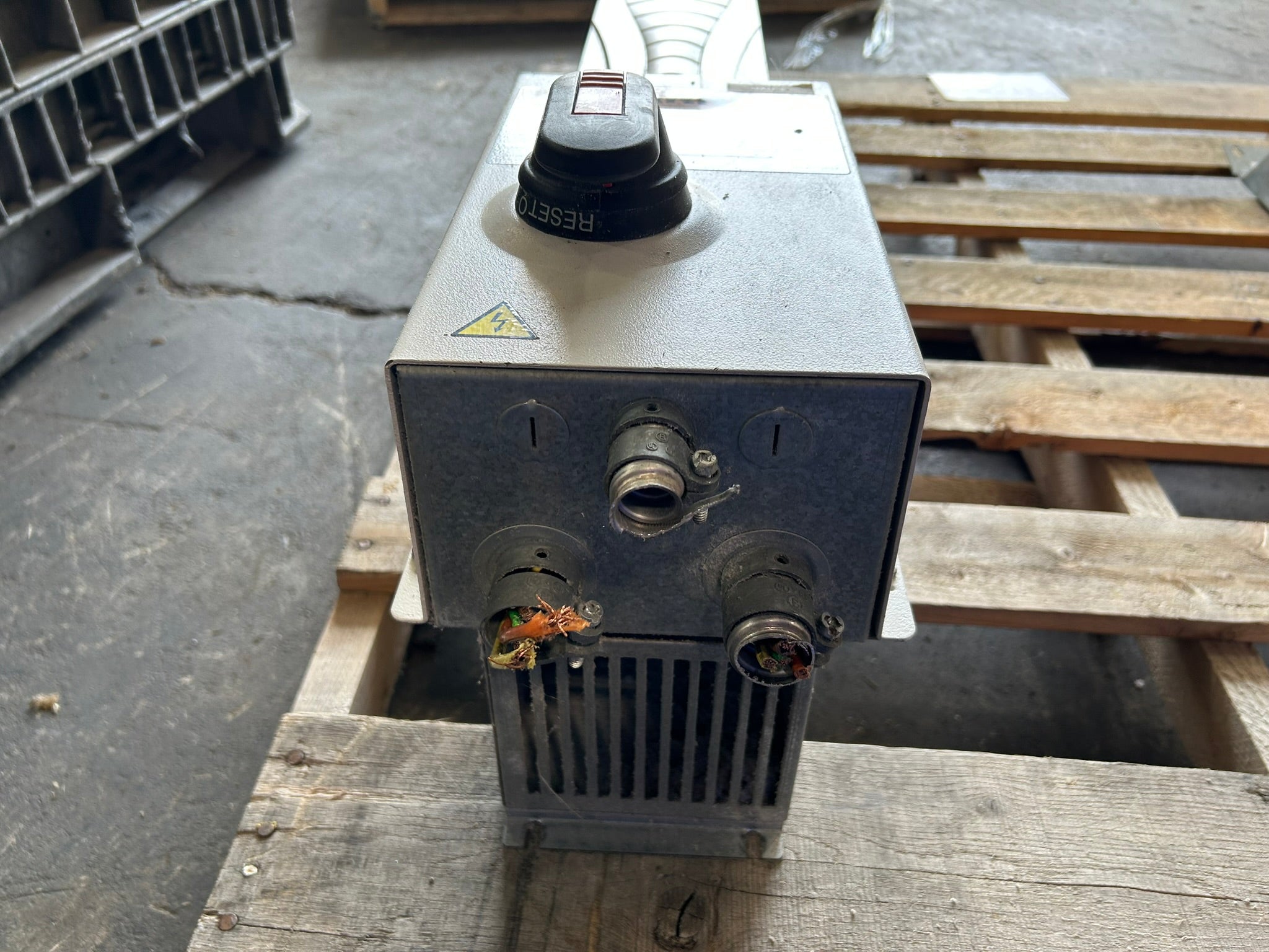 ABB ACH550-PCR-015A-4 VFD Drive 480V 3PH 10HP w/ Disconnect Switch Enclosure