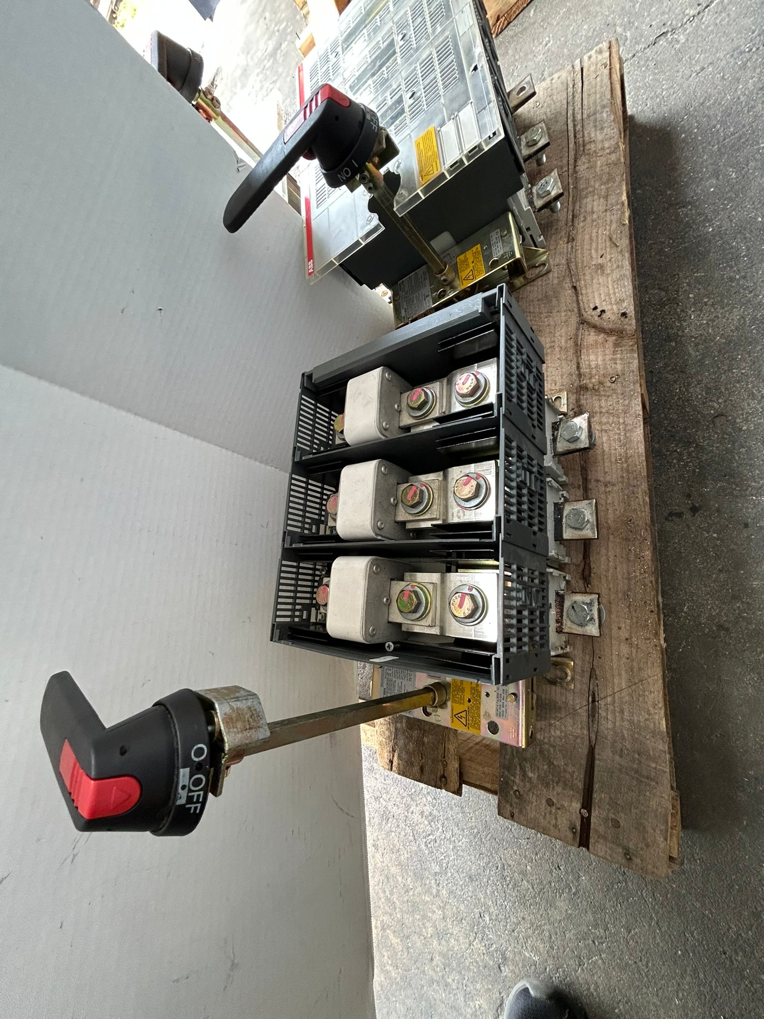 ABB OES800L3 Fusible Disconnect Switch 3 Pole 600VAC 800A On/Off Switch No Cover