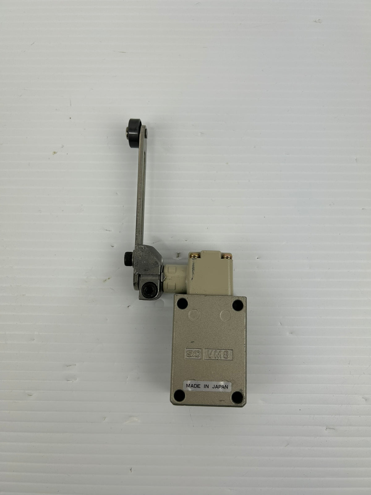 SMC VM8 Mechanical Pneumatic Valve with Roller Lever Control Arm Wheel