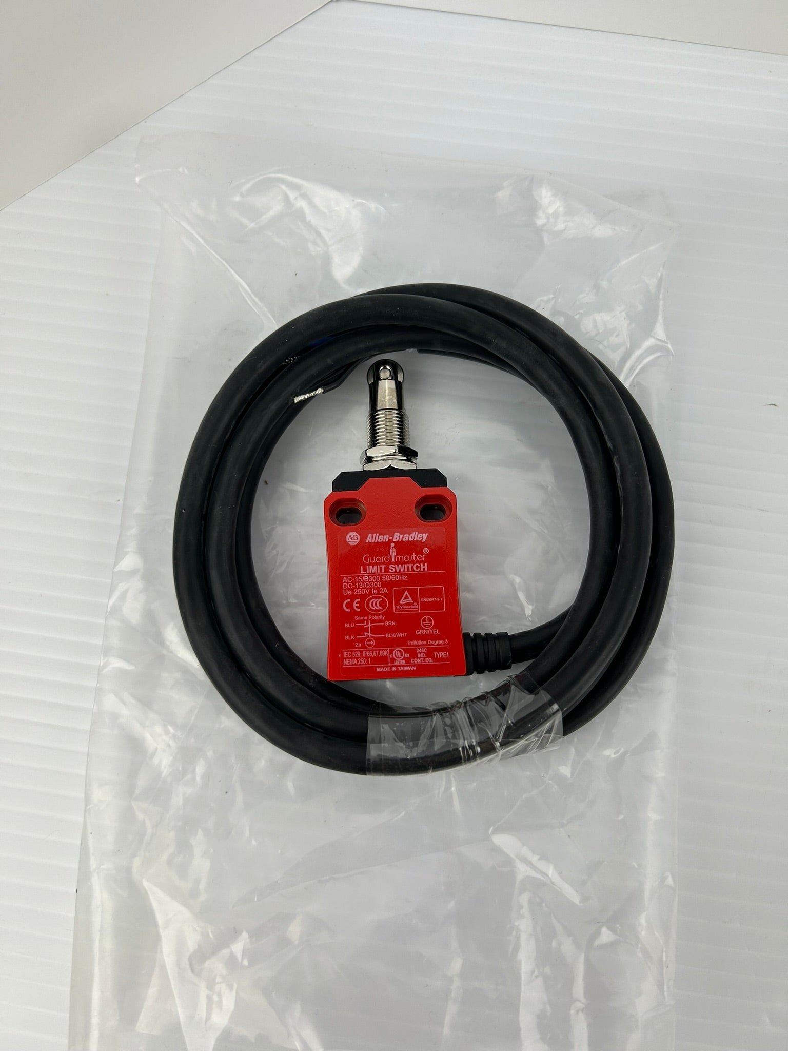 Allen-Bradley 440P-ARP1S11CS Guard Master Limit Switch Series A 250V 2A 50/60Hz