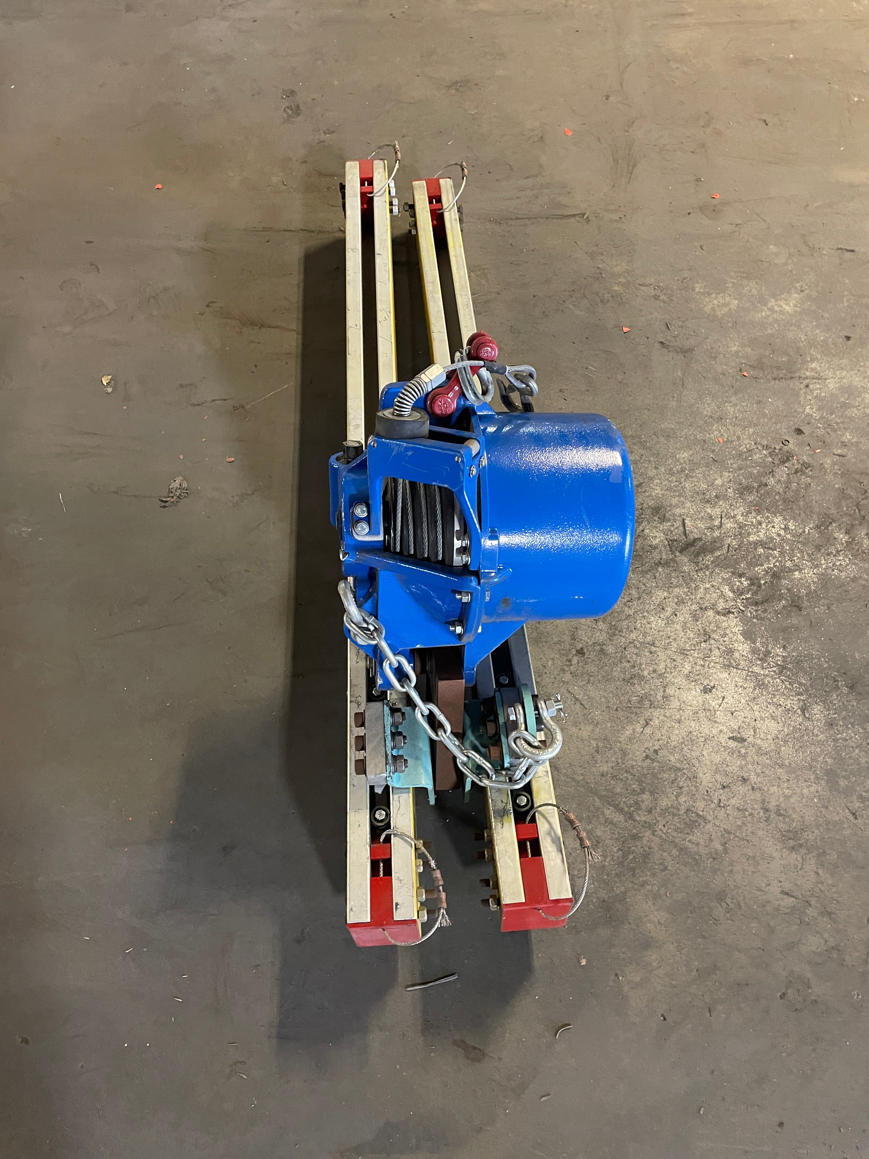 Woodhead 330LAS Aero-Motive Molex Balancer with Unified Industries Enclosed Rail