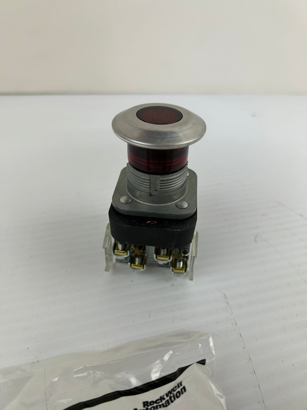 Allen Bradley 800-FXMQH2RA7 30mm Red Push-Pull Device 800T PB Series U