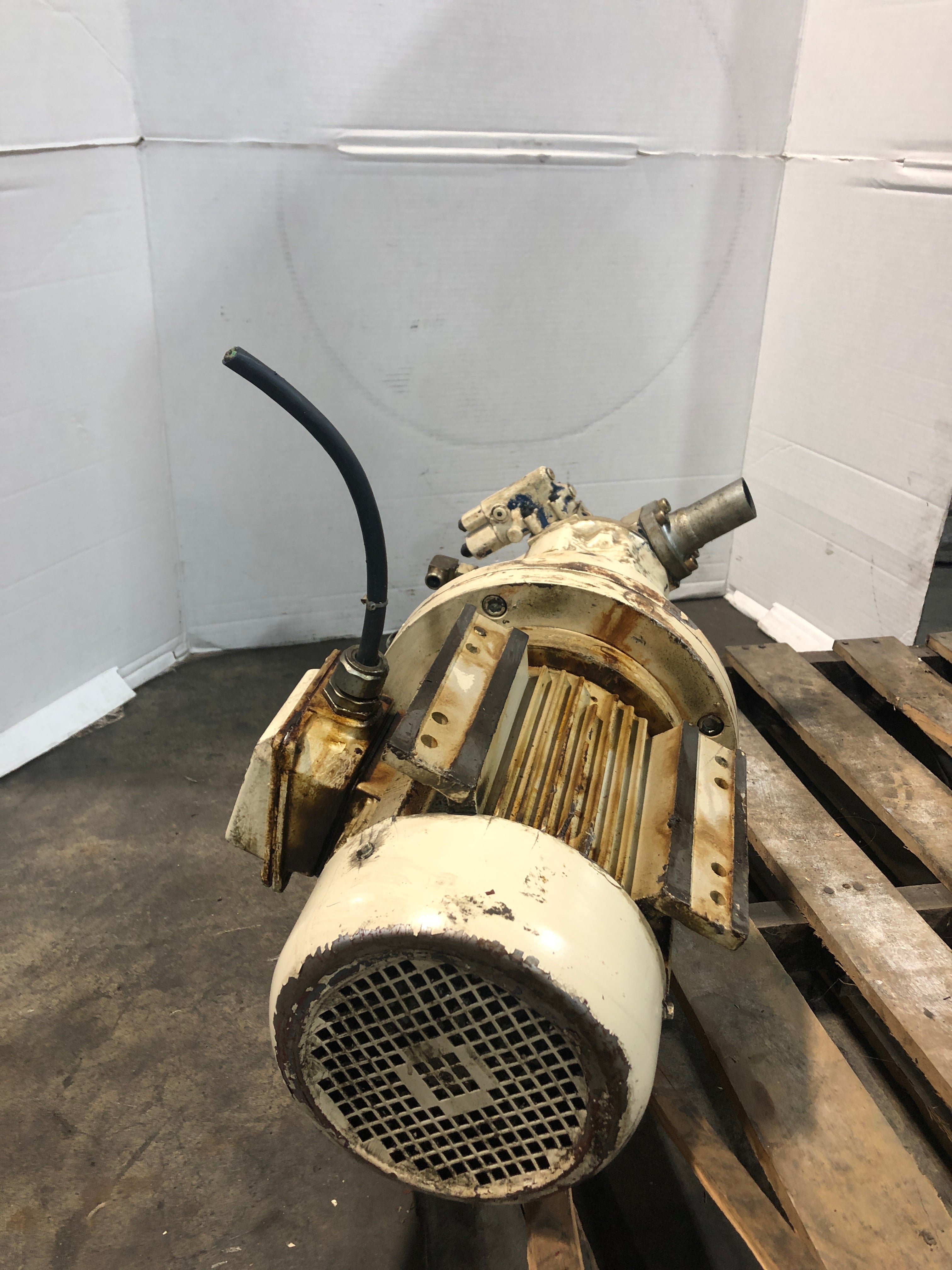 Rexroth A10VO28DFR/31R-PPC12N00M Pump & WorldWide WWE5-18-184TC Motor White