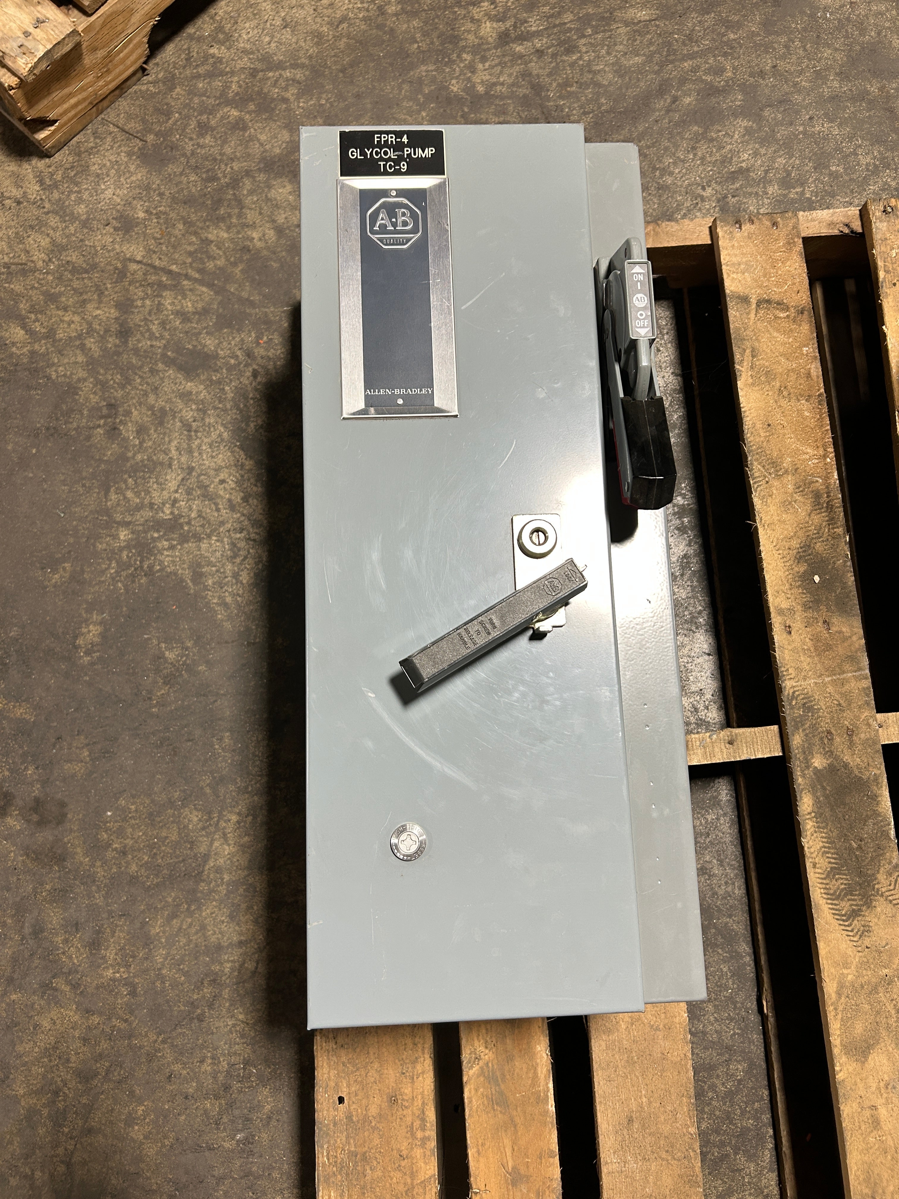 Allen Bradley Size 1 Combination Motor Controller Starter 512-BDB-6P Series D