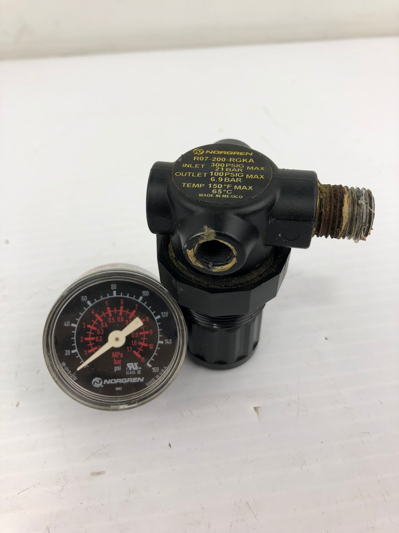 Norgren R07-200-RGKA Compressed Air Regulator and Gauge 18-013-212