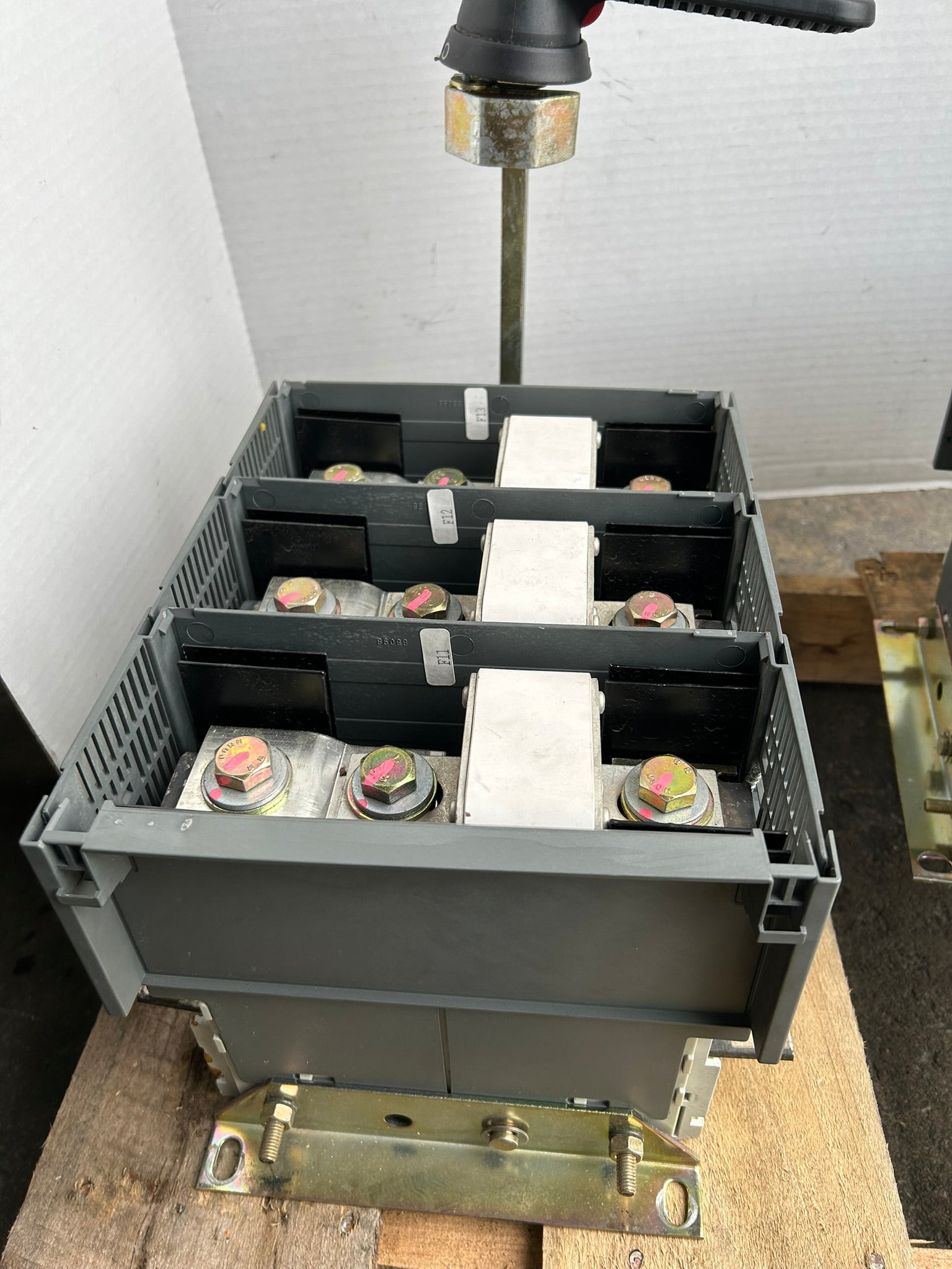 ABB OES800L3 Fusible Disconnect Switch 3 Pole 600VAC 800A On/Off Switch No Cover