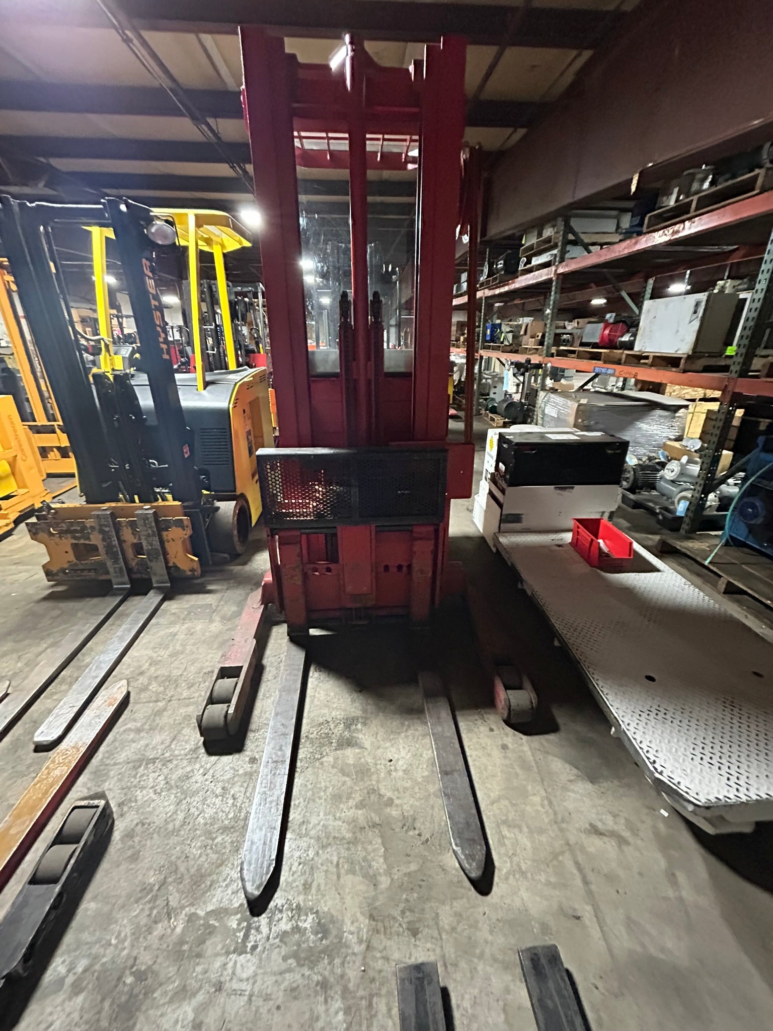 Raymond 20R40TT Electric Stand-Up Forklift Truck 4000 Lb. Capacity 24V 6034 Hrs.