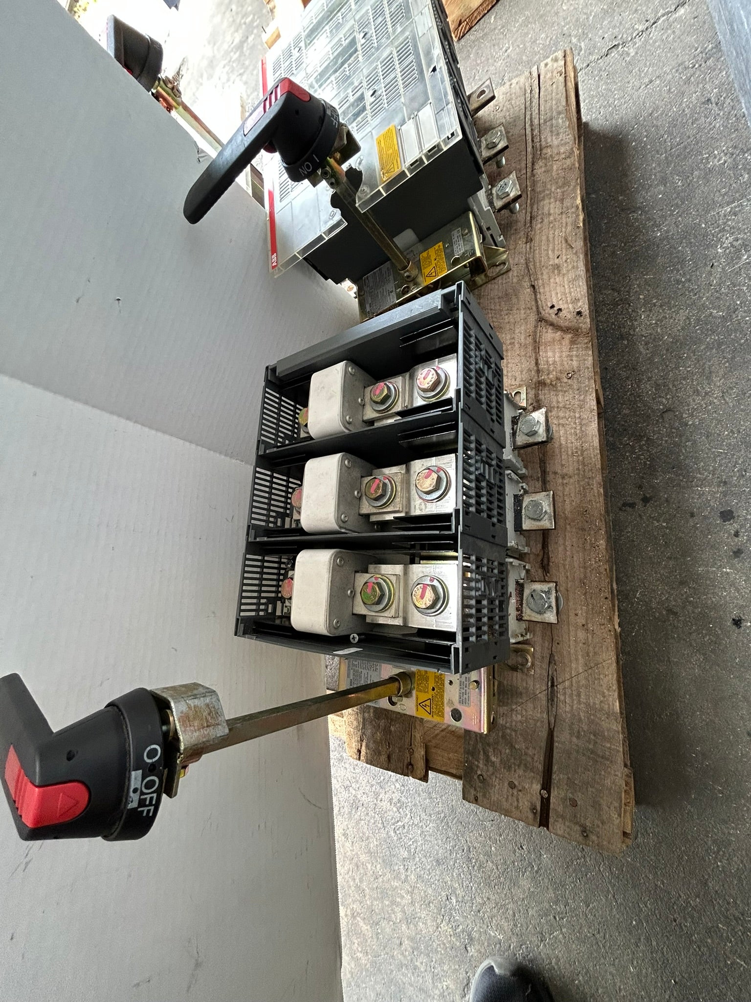 ABB OES800L3 Fusible Disconnect Switch 3 Pole 600VAC 800A On/Off Switch No Cover