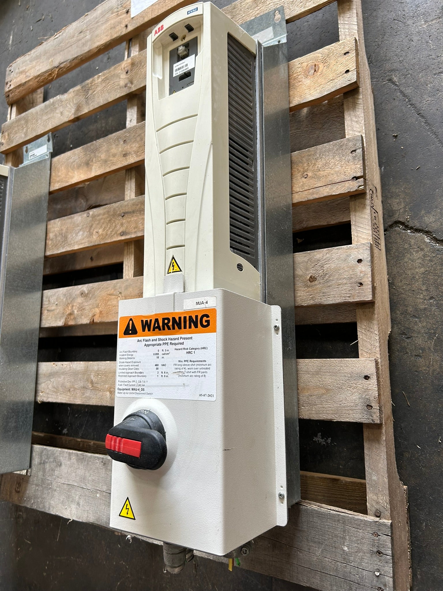 ABB ACH550-PCR-015A-4 VFD Drive 480V 3PH 10HP w/ Disconnect Switch - No Keypad