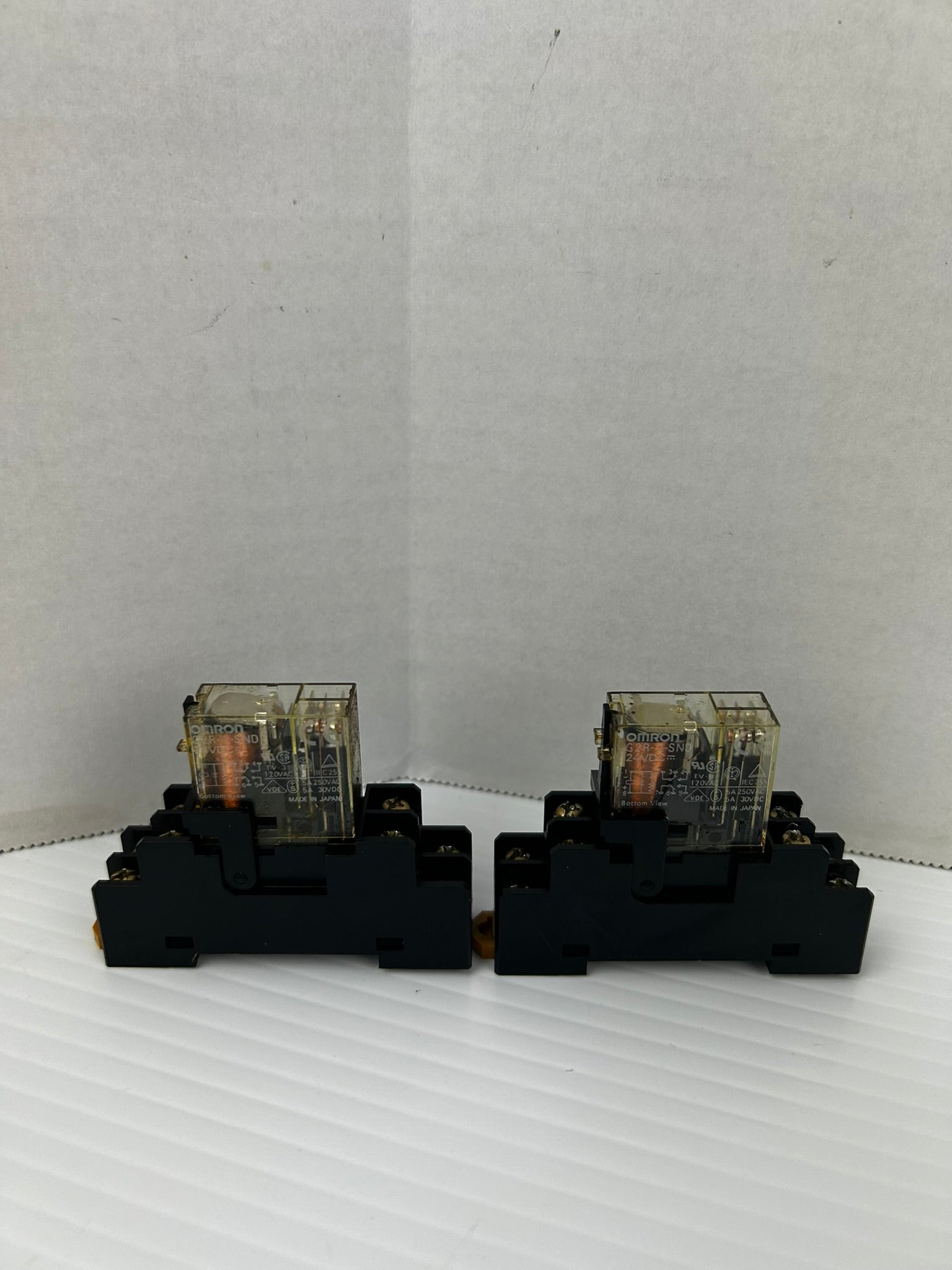Omron G2R-2-SND Relay 24VDC 5A With Base - Lot of 2