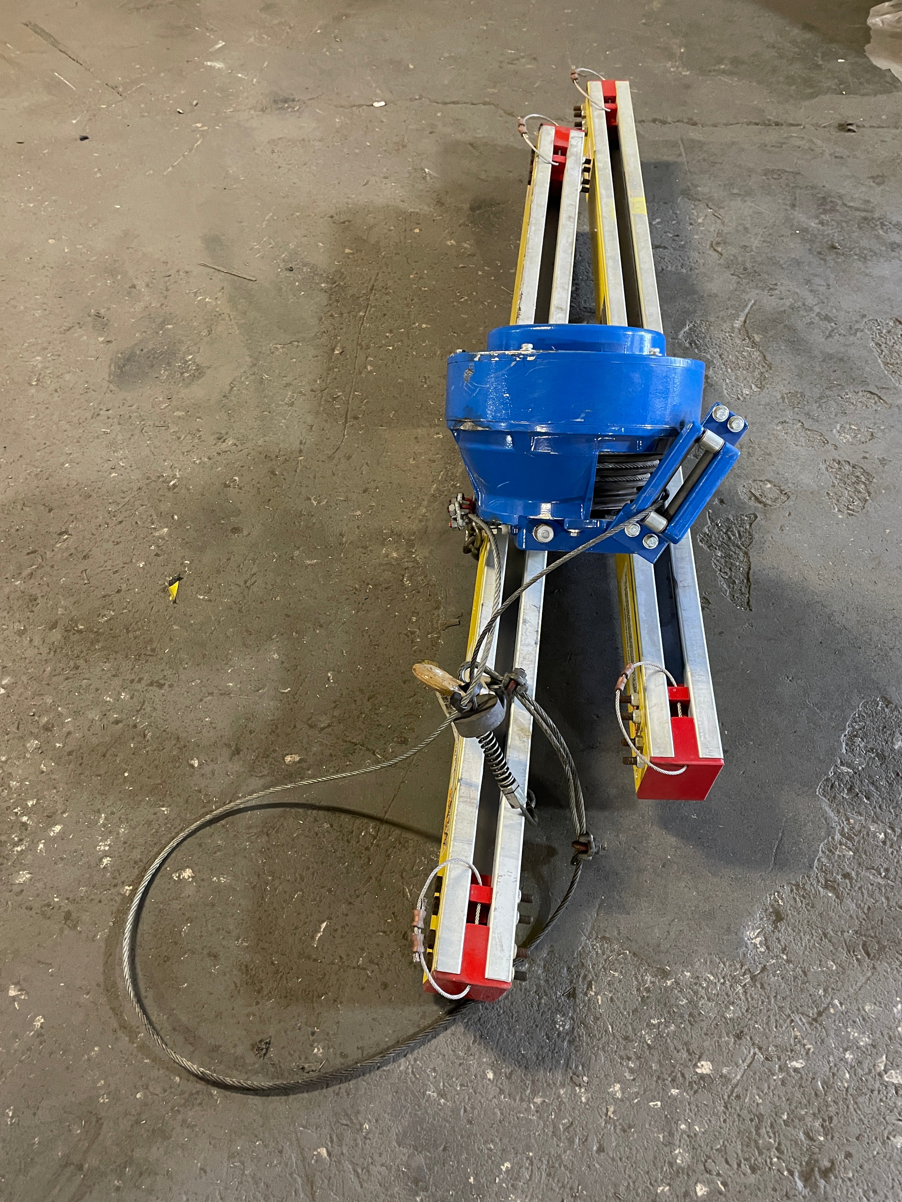 Woodhead 134KA Aero-Motive Molex Balancer with Unified Industries Rail 124-146#