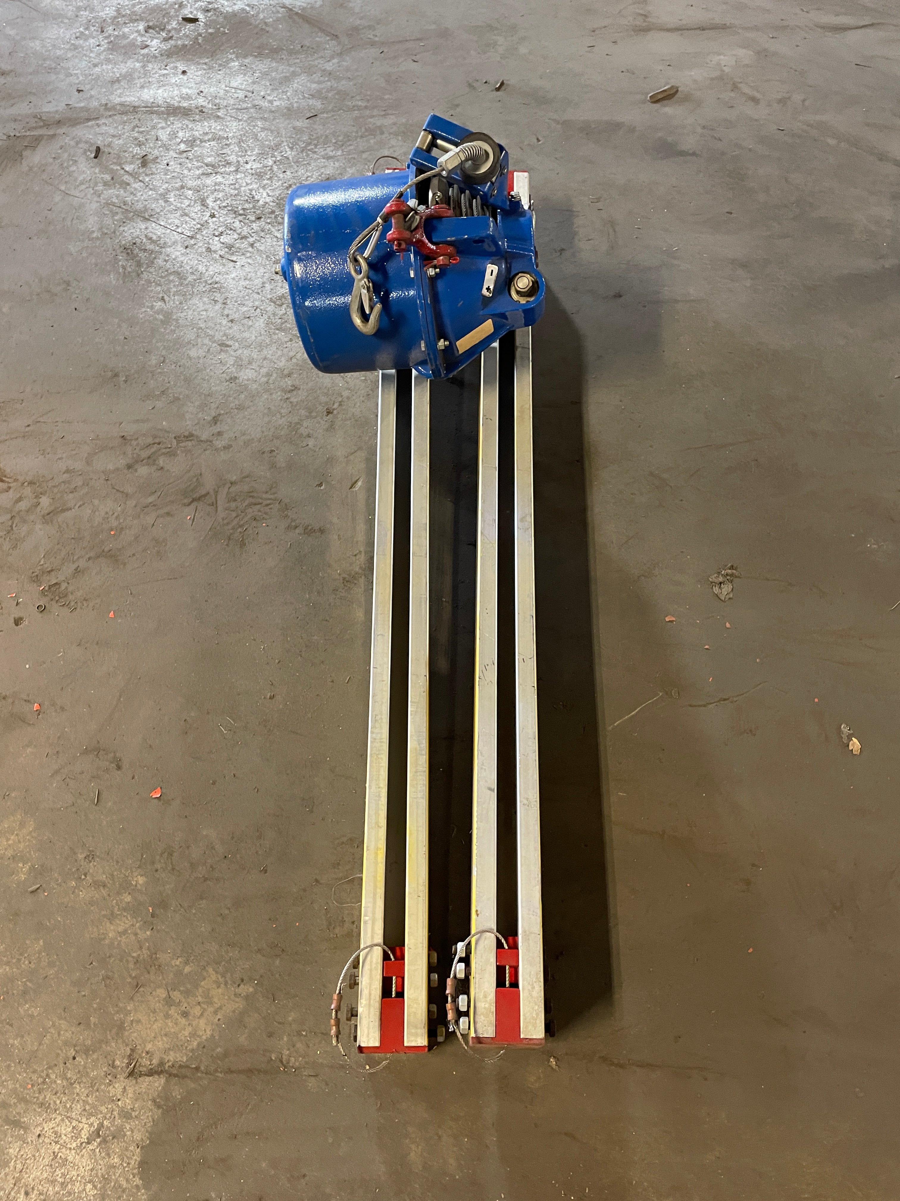 Woodhead 330LAS Aero-Motive Molex Balancer with Unified Industries Enclosed Rail